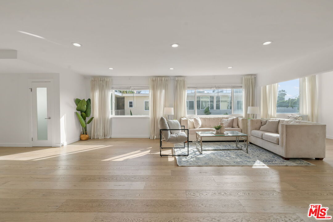 Los Angeles, California, 90046, United States, 3 Bedrooms Bedrooms, ,3 BathroomsBathrooms,Residential,For Sale,1989732