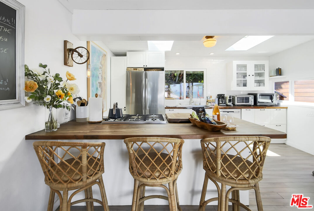 Malibu, California, 90265, United States, 3 Bedrooms Bedrooms, ,2 BathroomsBathrooms,Residential,For Sale,1992051