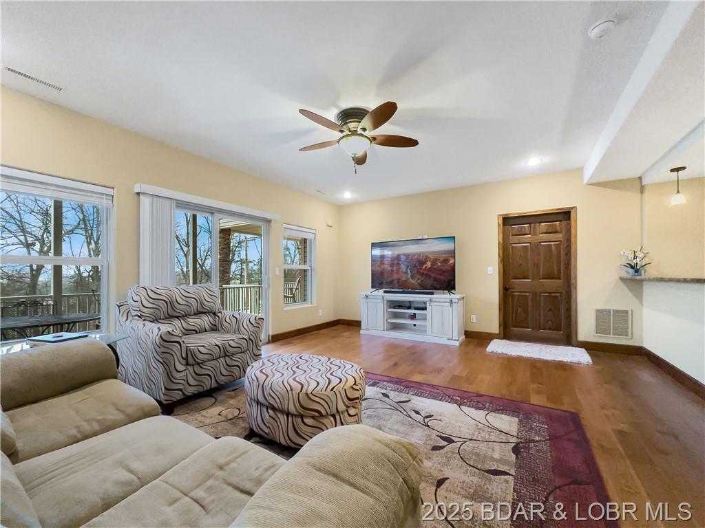 Camdenton, Missouri, 65020, United States, 4 Bedrooms Bedrooms, ,4 BathroomsBathrooms,Residential,For Sale,1805220