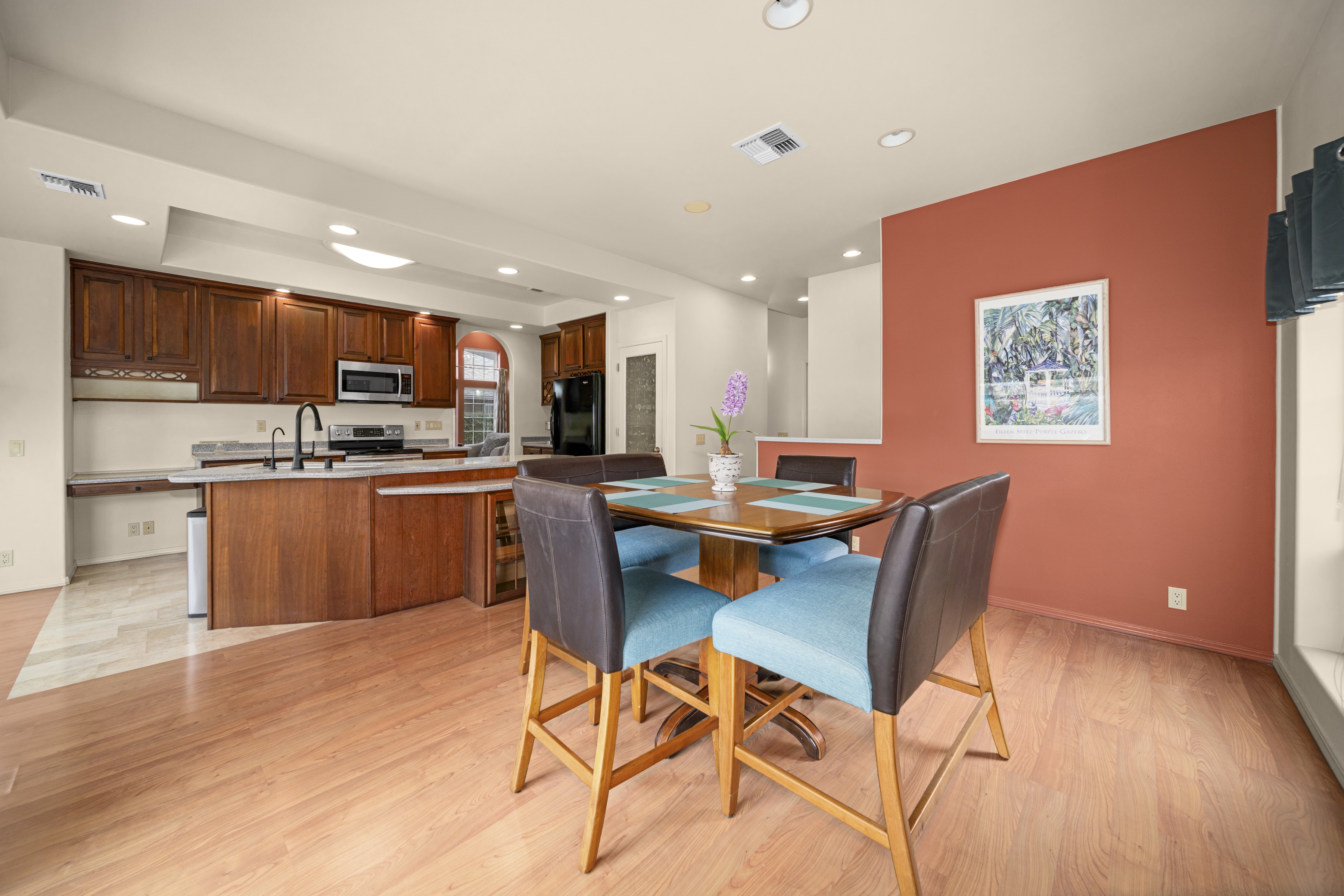  Pride of ownership explains this 4 bedroom 2.5 bath home & backyard - 物件實景