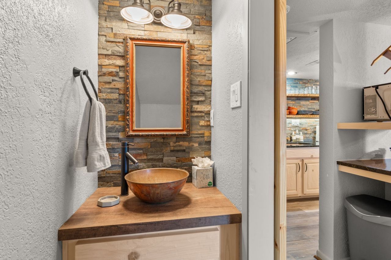 Santa Fe, New Mexico, 87501, United States, 2 Bedrooms Bedrooms, ,3 BathroomsBathrooms,Residential,For Sale,1959101