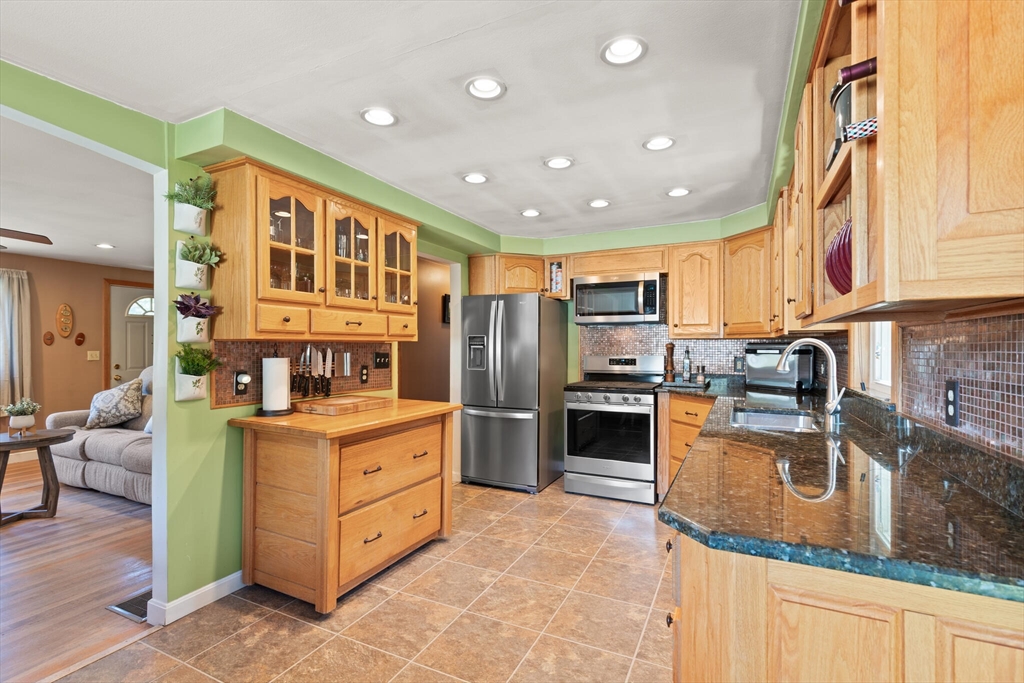 Mansfield, Massachusetts, 02048, United States, 3 Bedrooms Bedrooms, ,1 BathroomBathrooms,Residential,For Sale,1926255
