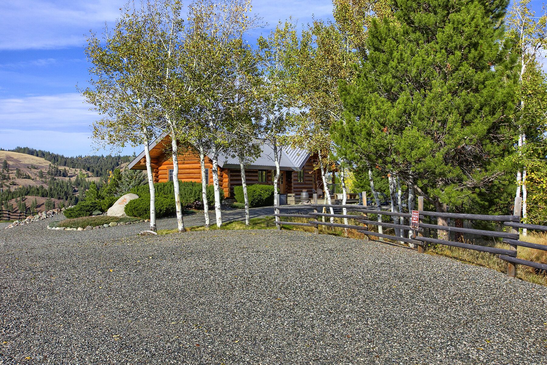  Log Home On Acreage - 物件實景