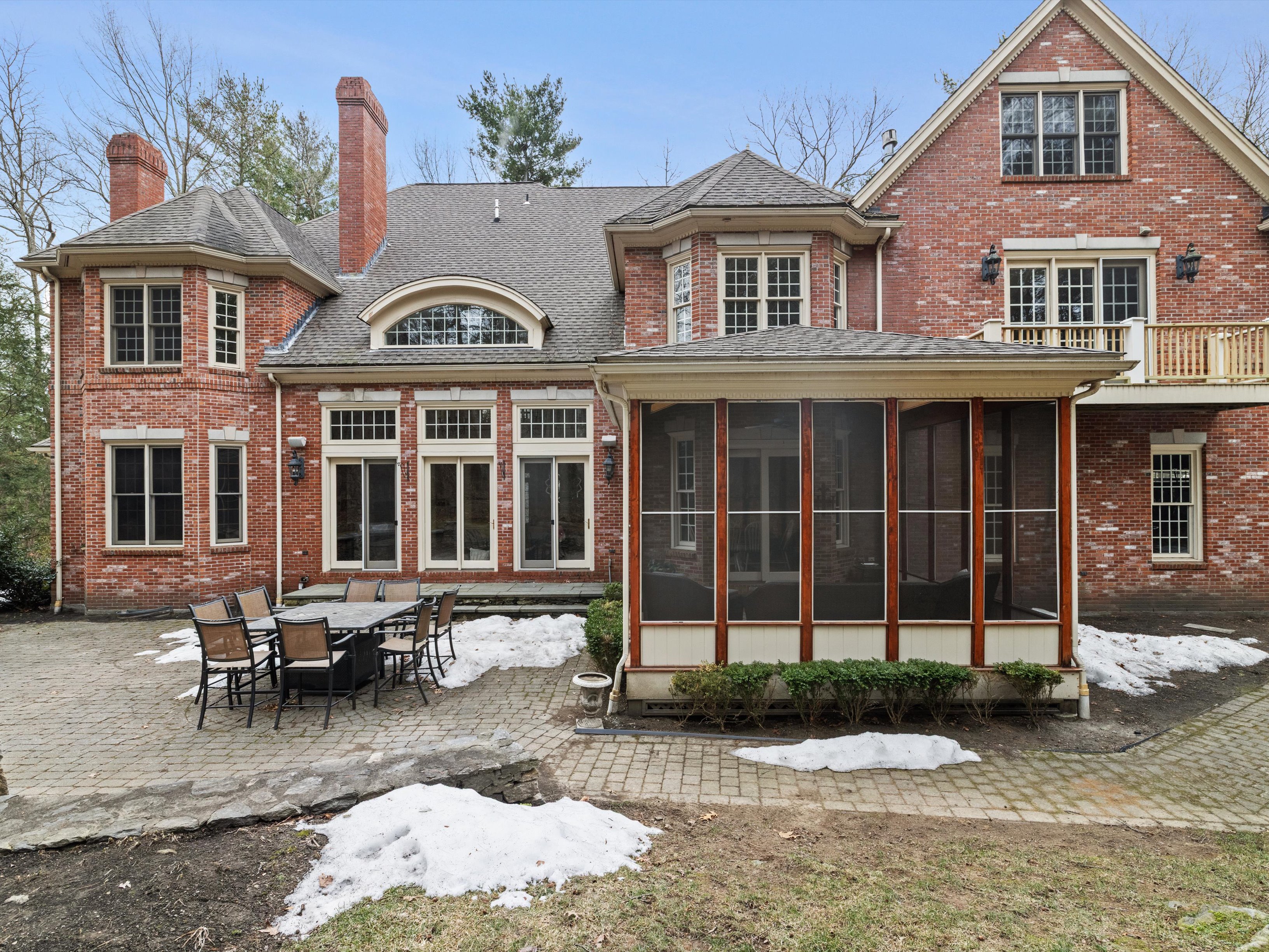  Stately Brick Colonial in Woodland Preserve - 物件實景