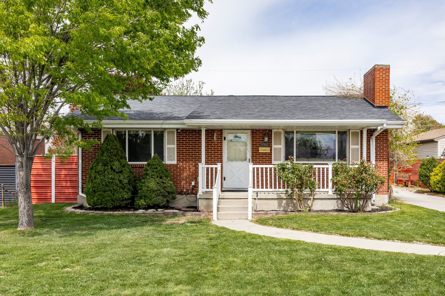  Charming Home with Detached Garage - 物件實景