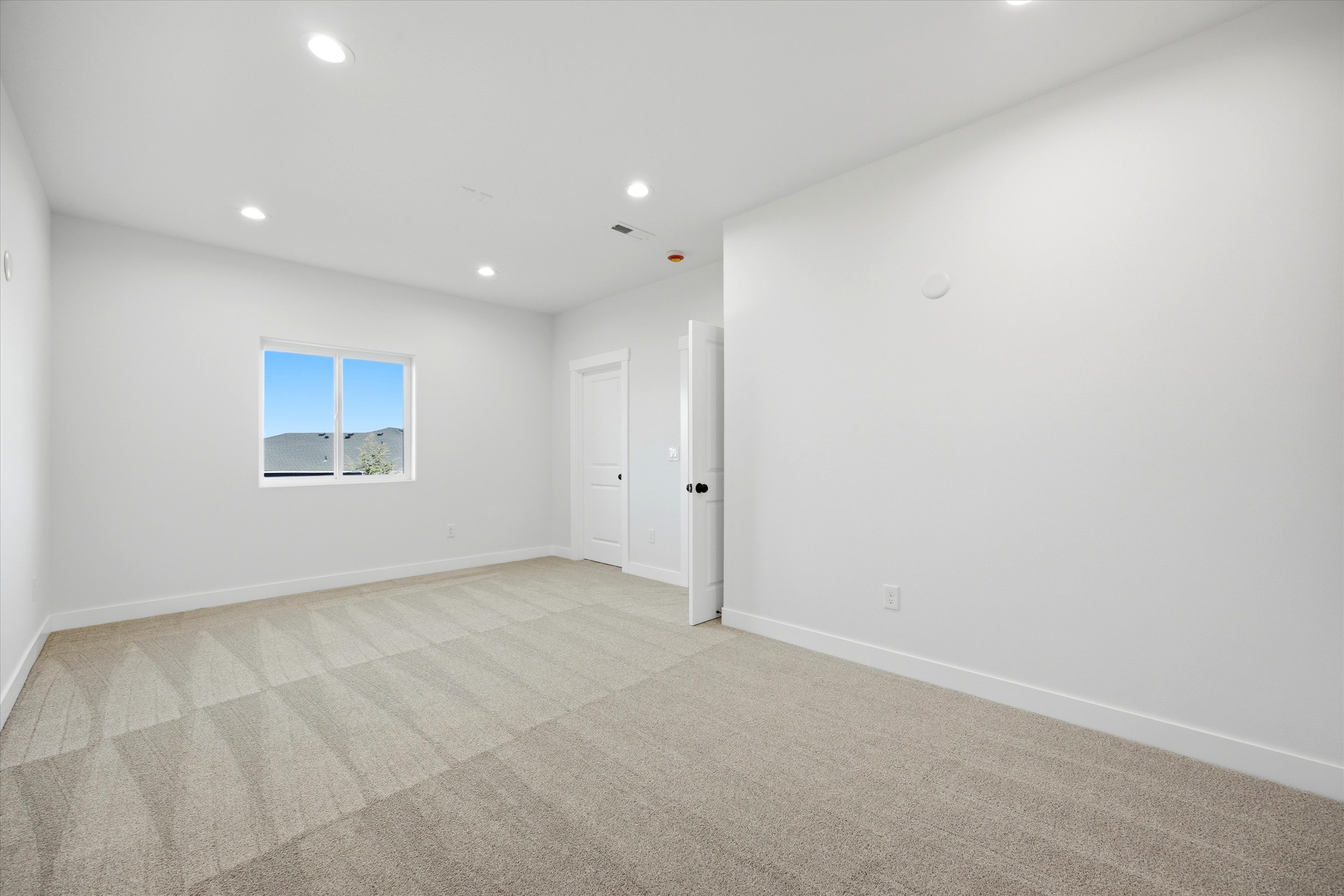  New 5-Bed Home w/ Daylight Basement & 3-Car Garage - 物件實景