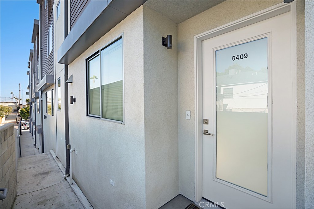 Los Angeles, California, 90019, United States, 2 Bedrooms Bedrooms, ,3 BathroomsBathrooms,Residential,For Sale,1990978