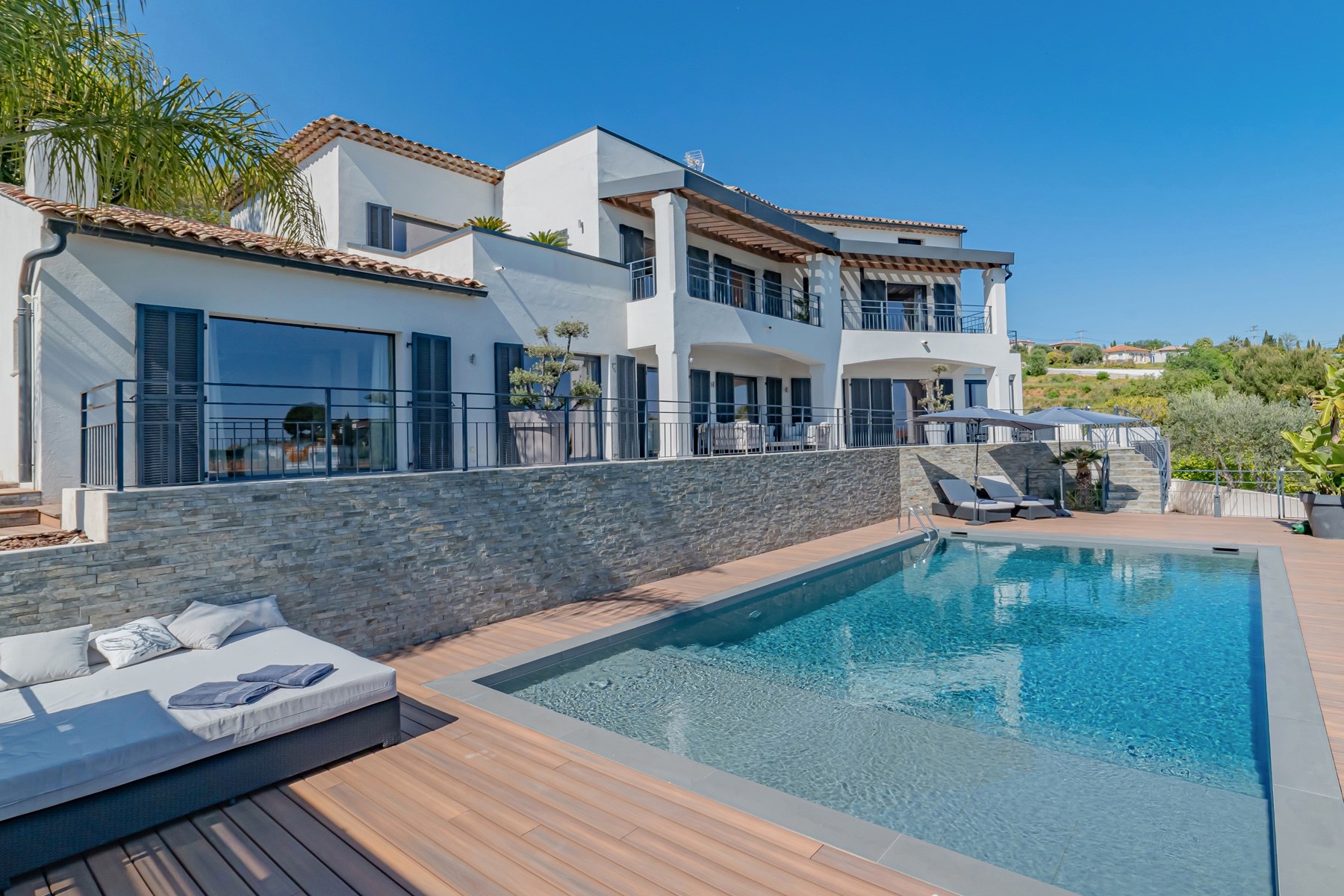  Hills of Cagnes-sur-Mer, luxury renovated sea view villa in a private estate ne… - 物件實景