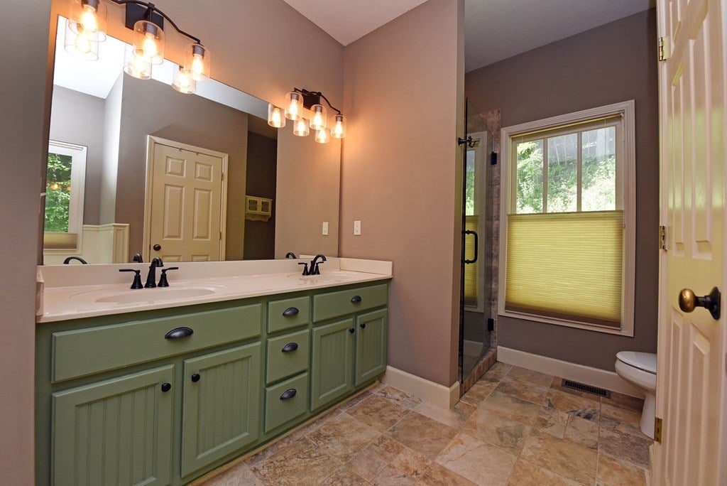Hiawassee, Georgia, 30546, United States, 3 Bedrooms Bedrooms, ,4 BathroomsBathrooms,Residential,For Sale,1877027