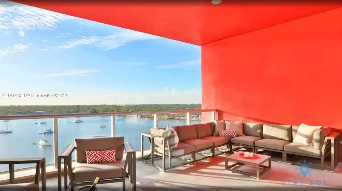 Hollywood, Florida, 33019, United States, 2 Bedrooms Bedrooms, ,1 BathroomBathrooms,Residential,For Sale,1850092
