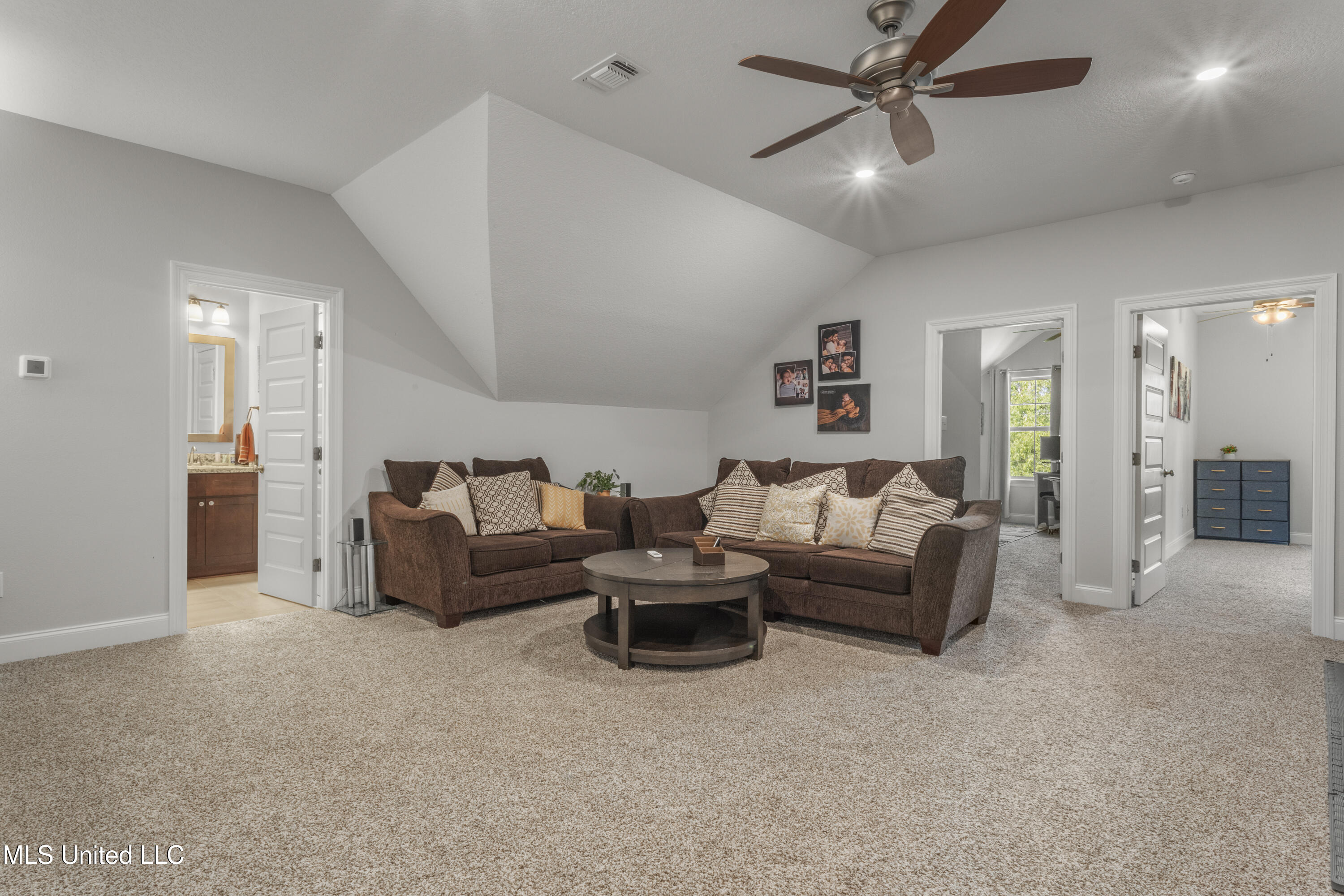Ocean Springs, Mississippi, 39564, United States, 5 Bedrooms Bedrooms, ,3 BathroomsBathrooms,Residential,For Sale,1805037