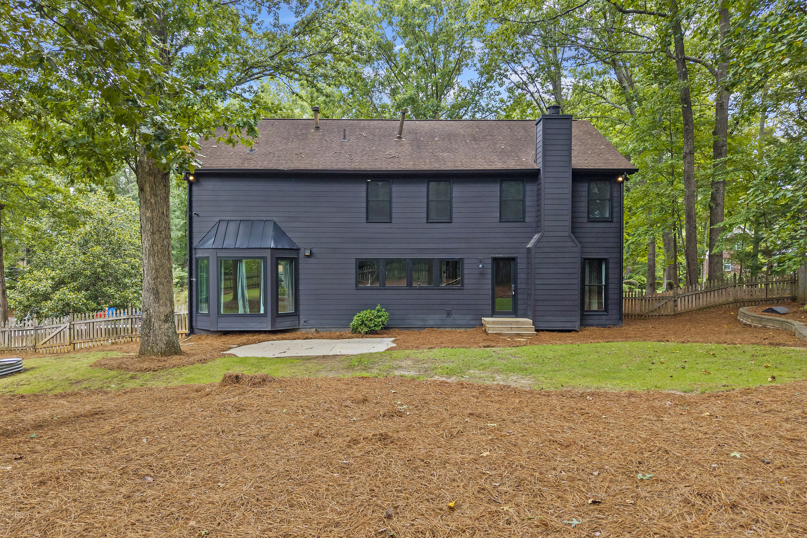  A Perfect Blend: Modern Updates in a Traditional Woodland Forest Home - 物件實景