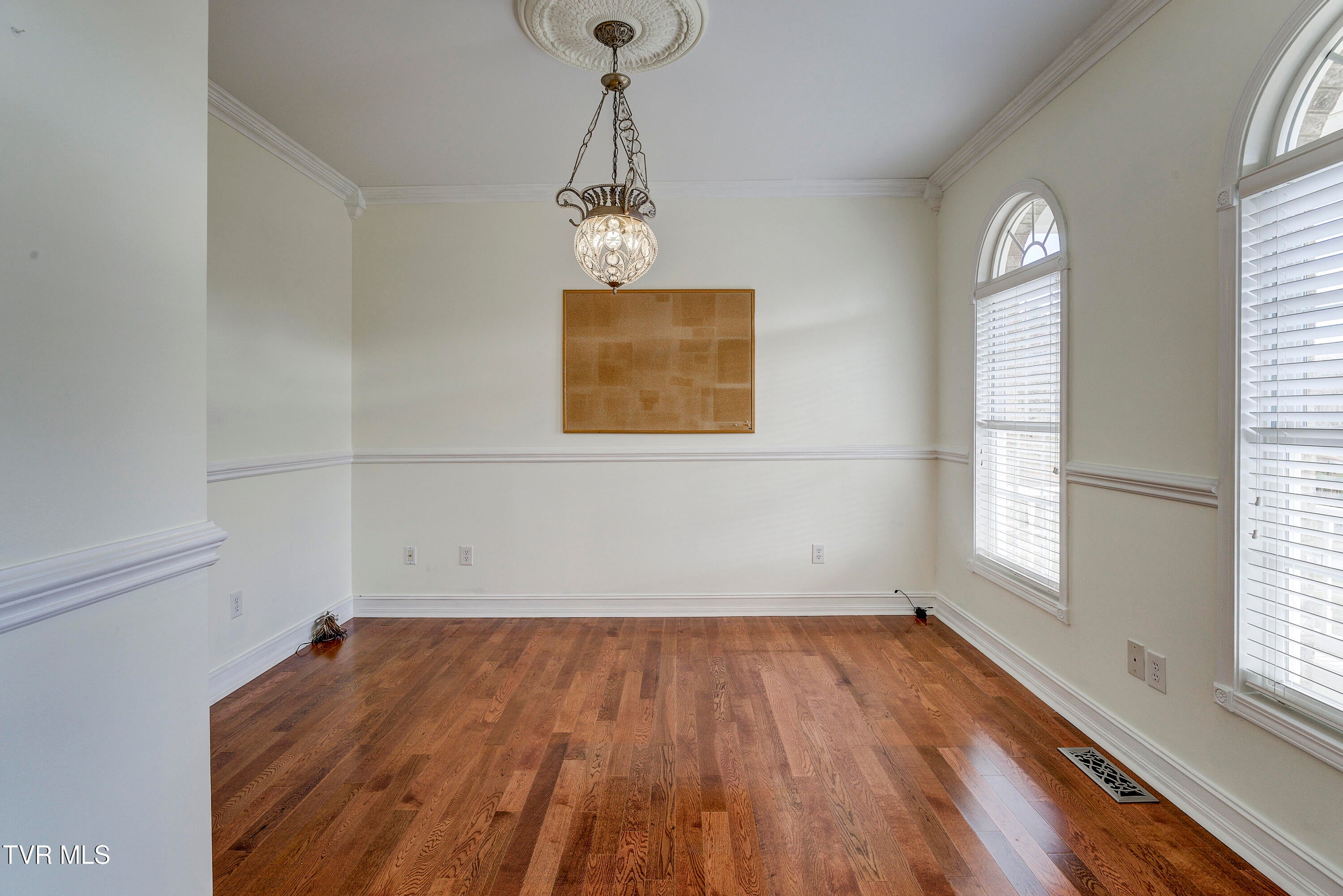 Bristol, Tennessee, 37620, United States, 4 Bedrooms Bedrooms, ,4 BathroomsBathrooms,Residential,For Sale,2001712