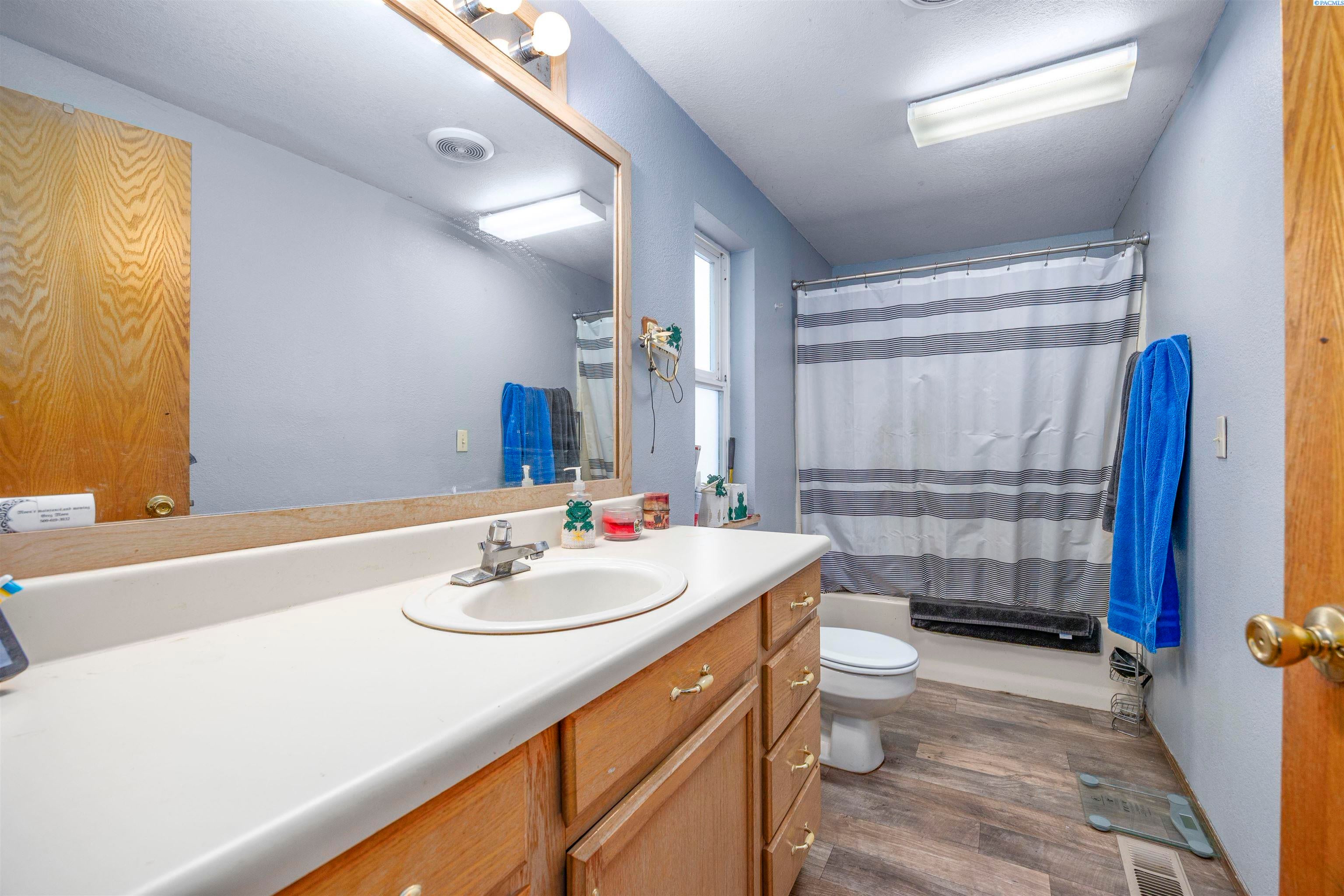 Prosser, Washington, 99350, United States, 3 Bedrooms Bedrooms, ,2 BathroomsBathrooms,Residential,For Sale,1981209