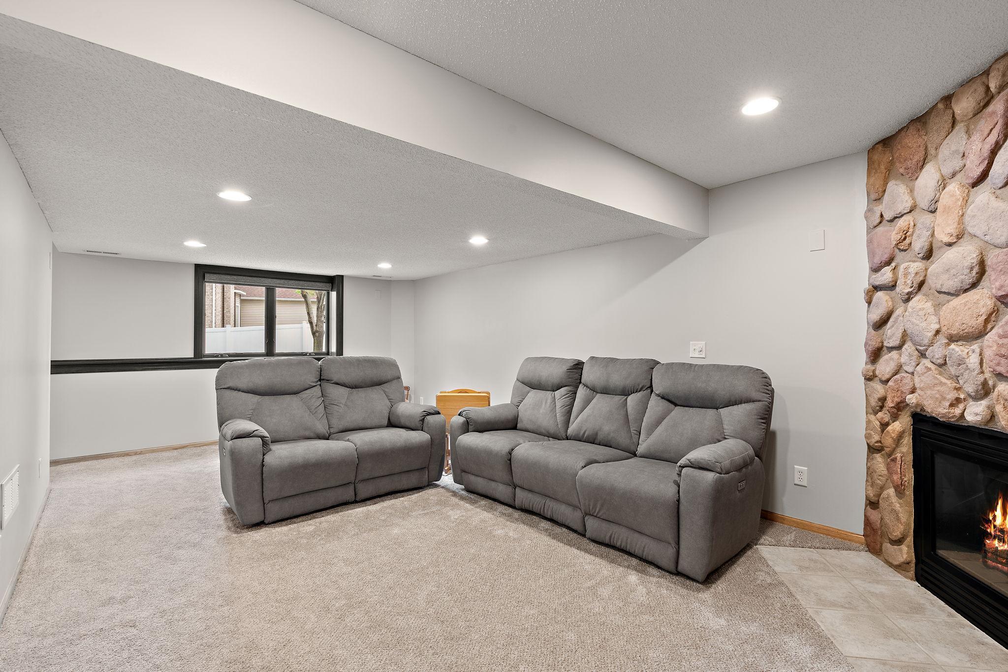 Oakdale, Minnesota, 55128, United States, 4 Bedrooms Bedrooms, ,4 BathroomsBathrooms,Residential,For Sale,1879213