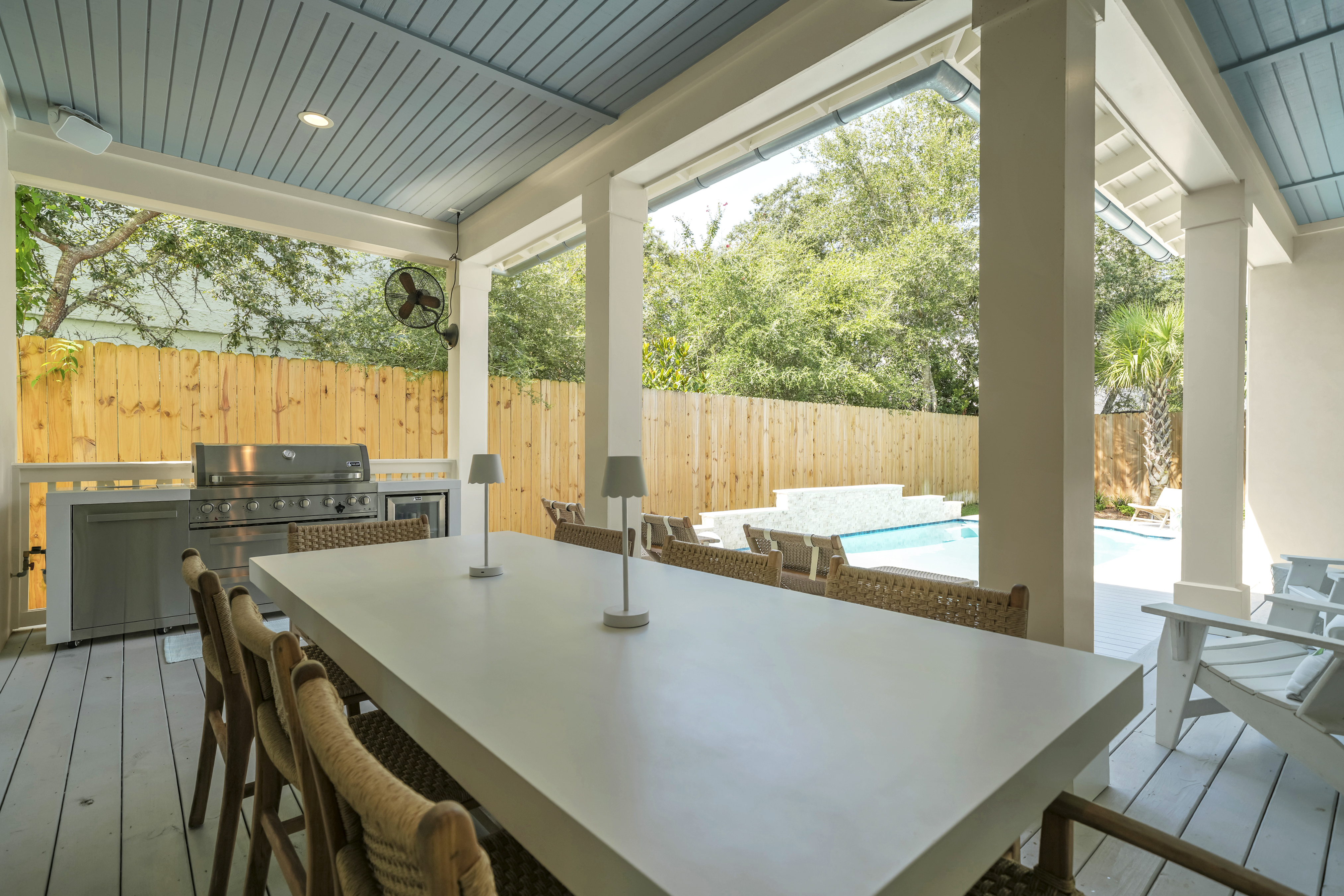  Custom Coastal Home With Private Pool And Expansive Outdoor Living - 物件實景