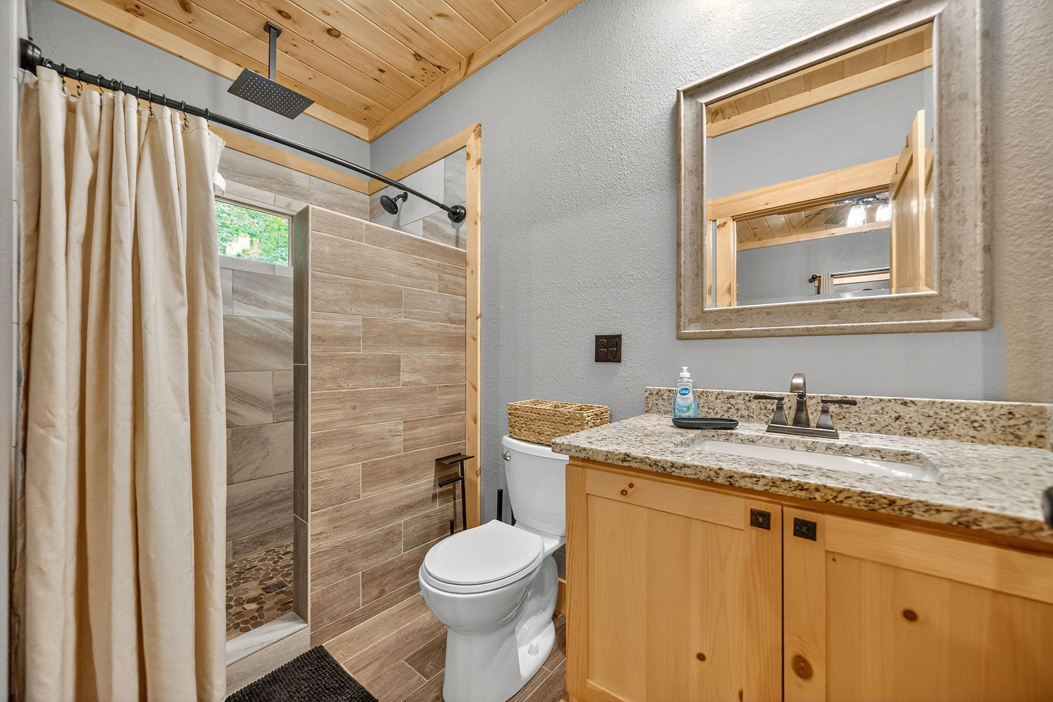 Sevierville, Tennessee, 37862, United States, 4 Bedrooms Bedrooms, ,6 BathroomsBathrooms,Residential,For Sale,1982838