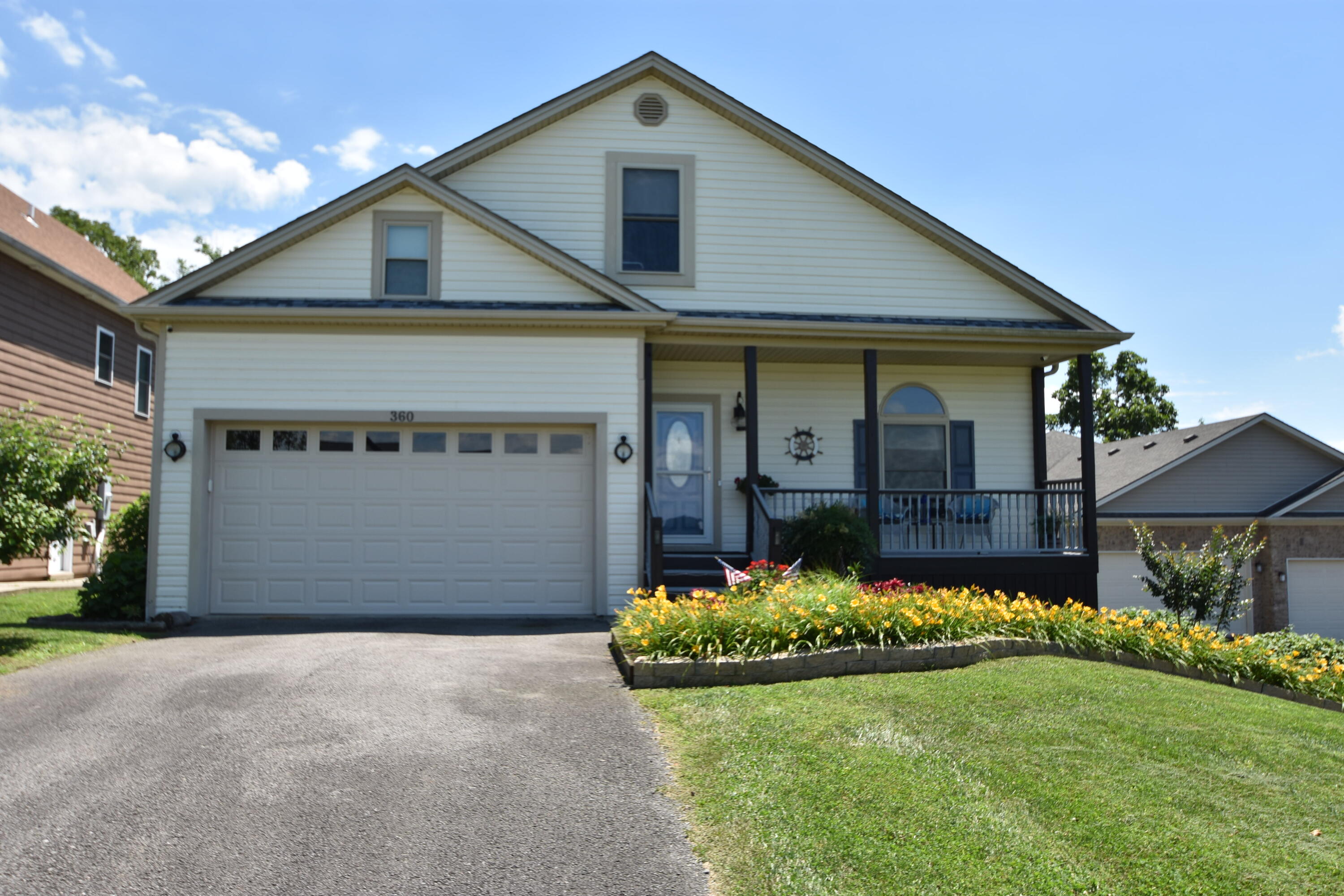 Harrodsburg, Kentucky, 40330, United States, 5 Bedrooms Bedrooms, ,4 BathroomsBathrooms,Residential,For Sale,1826729