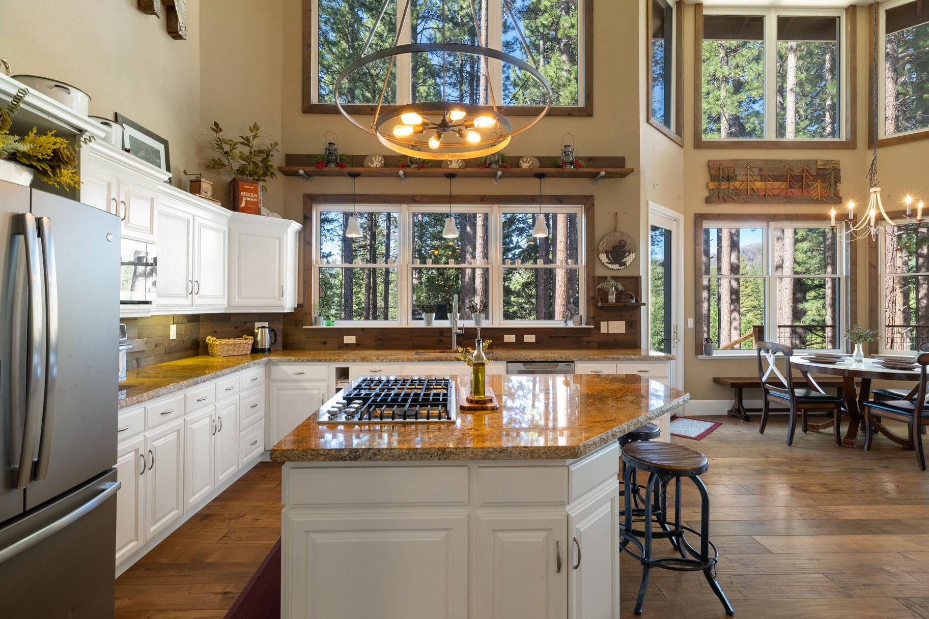  Hilltop Whitehawk Ranch Estate with Sweeping Meadow, Pond & Mountain Views - 物件實景