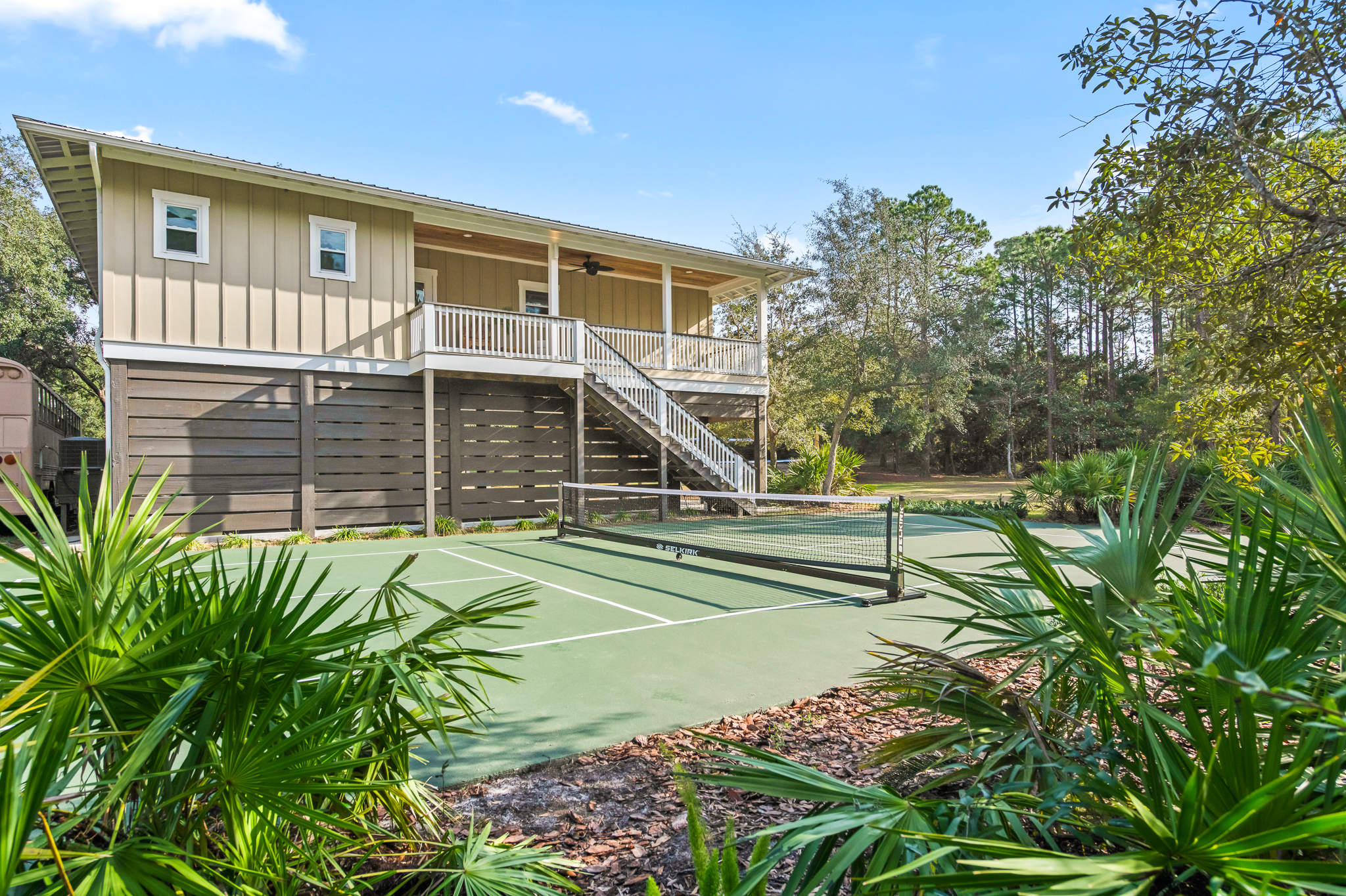  Furnished Coastal Retreat on Over an Acre with Pickleball Court - 物件實景