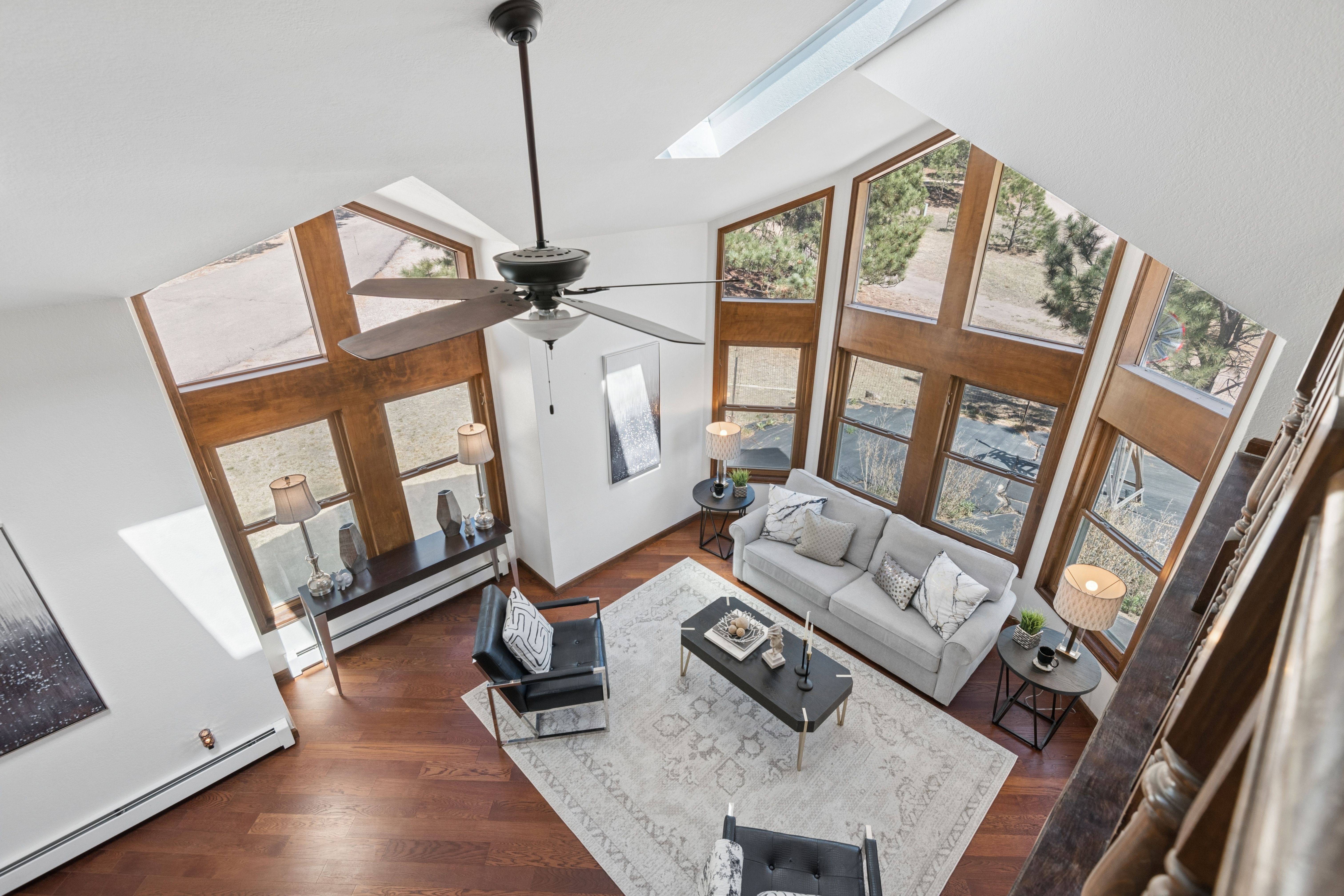  Set behind a gated entry on two and a half wooded acres - 物件實景