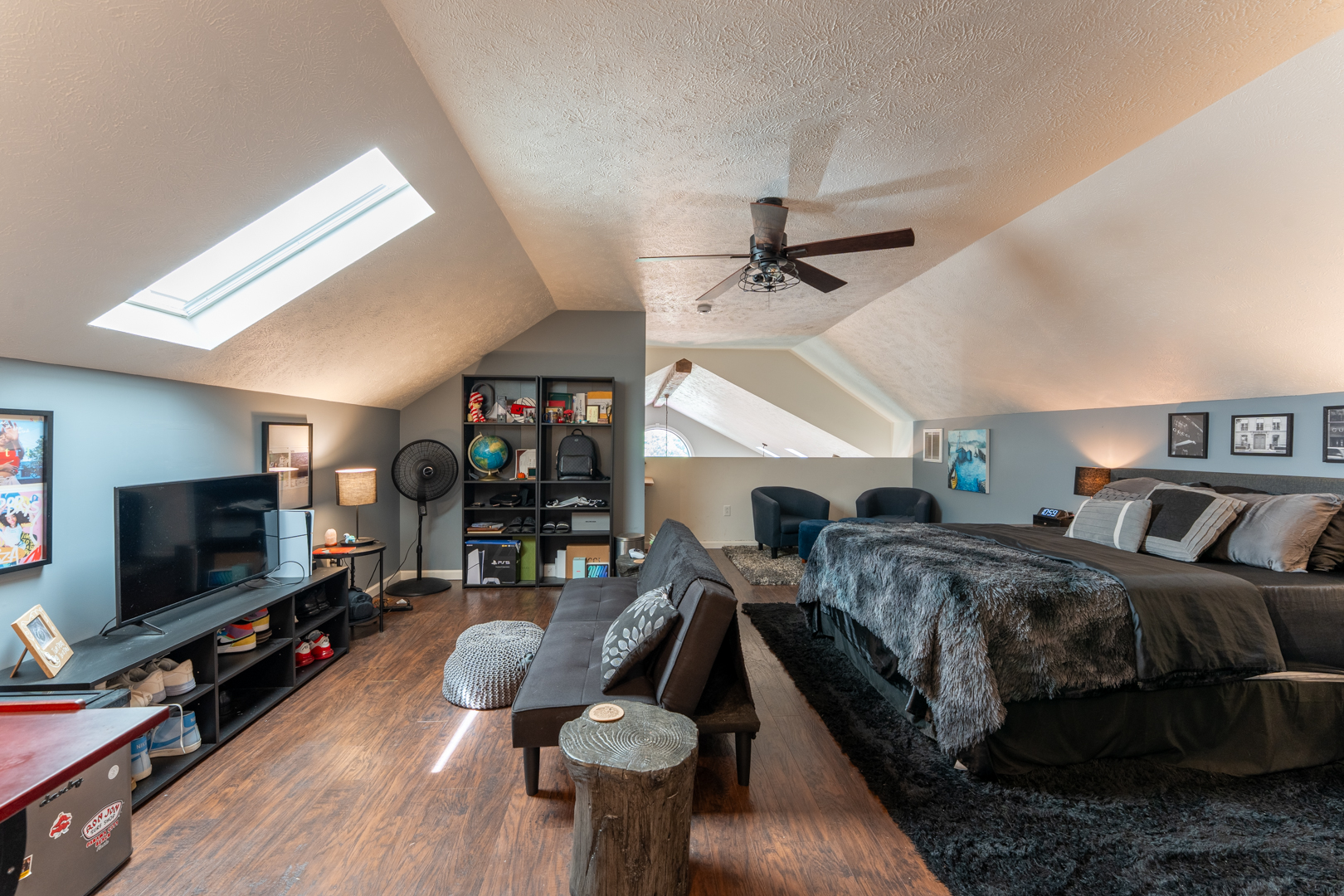 W Frankfort, Illinois, 62896, United States, 5 Bedrooms Bedrooms, ,4 BathroomsBathrooms,Residential,For Sale,1929151