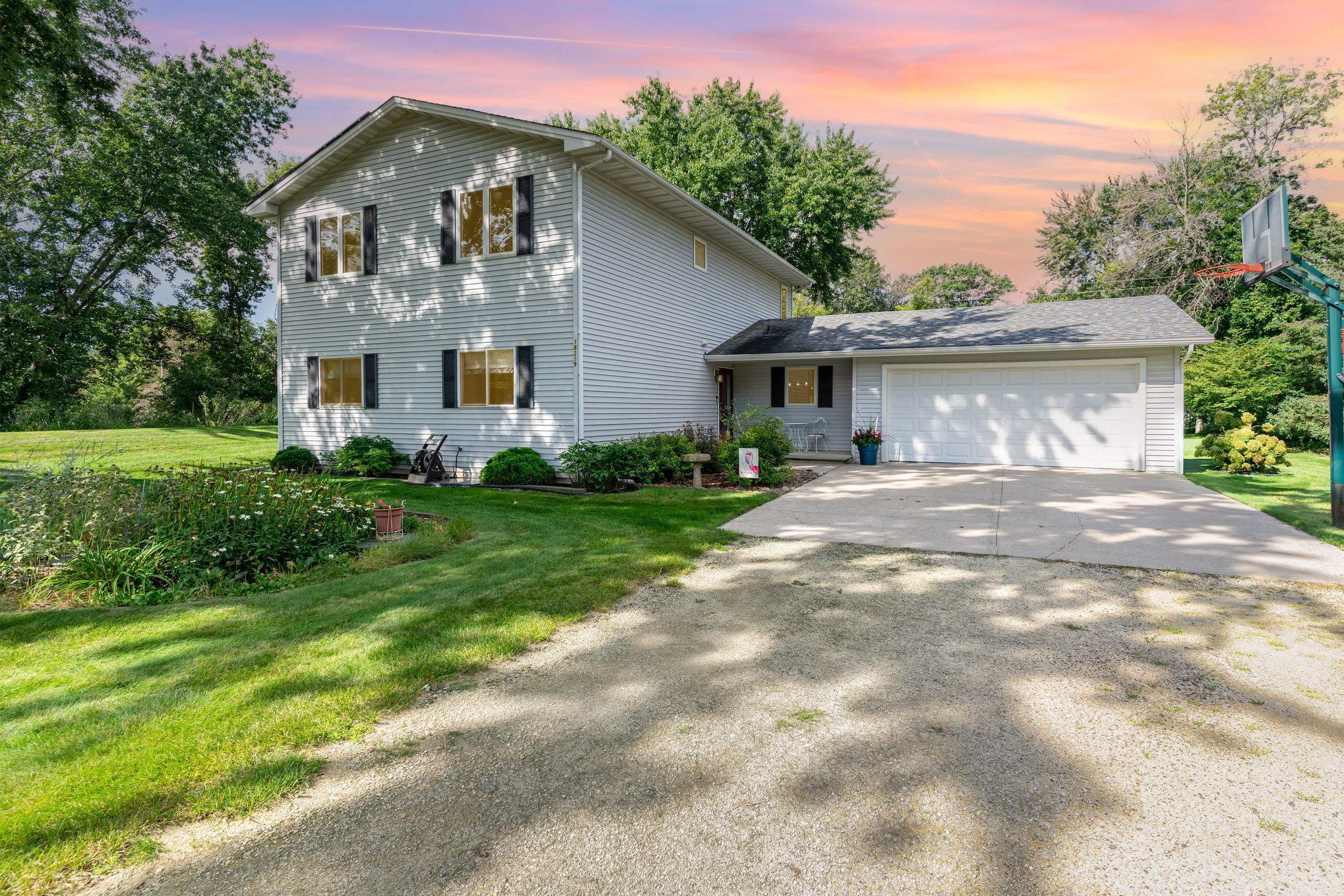 Lakeville, Minnesota, 55044, United States, 5 Bedrooms Bedrooms, ,1 BathroomBathrooms,Residential,For Sale,1989528