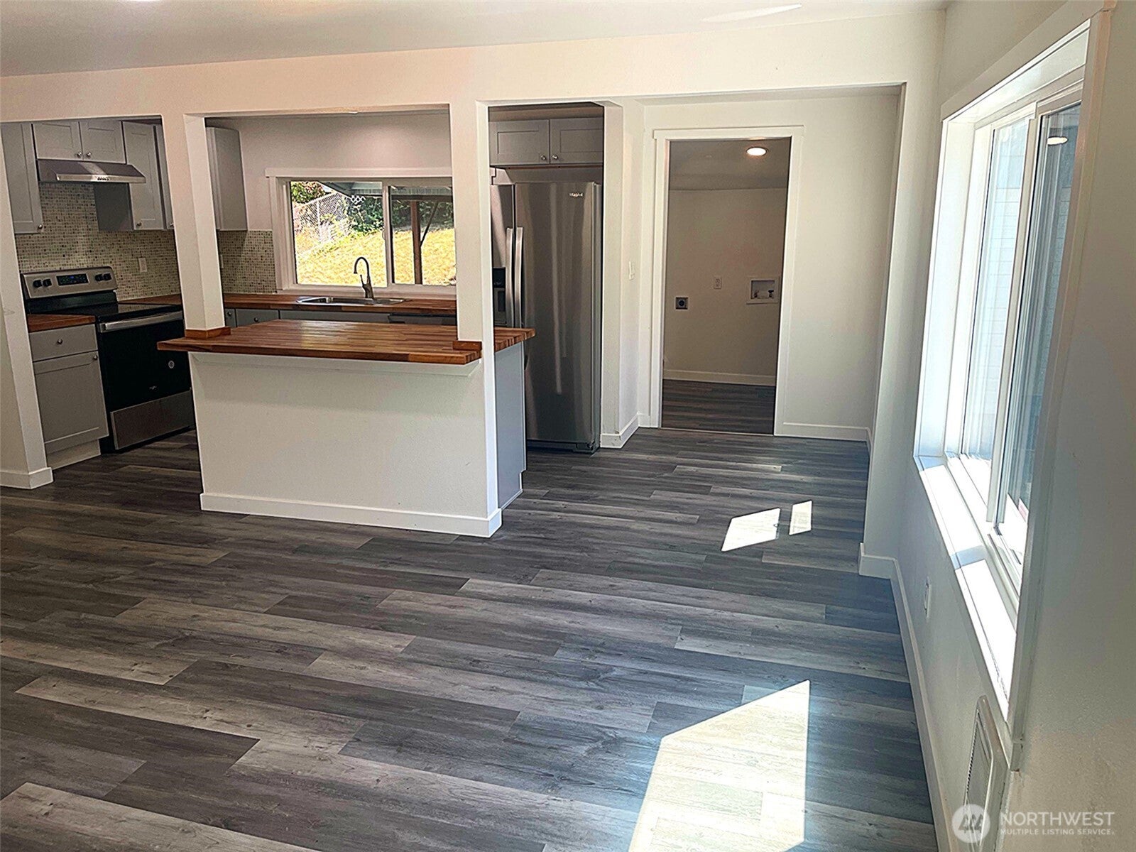 Seattle, Washington, 98178, United States, 4 Bedrooms Bedrooms, ,2 BathroomsBathrooms,Residential,For Sale,1983361