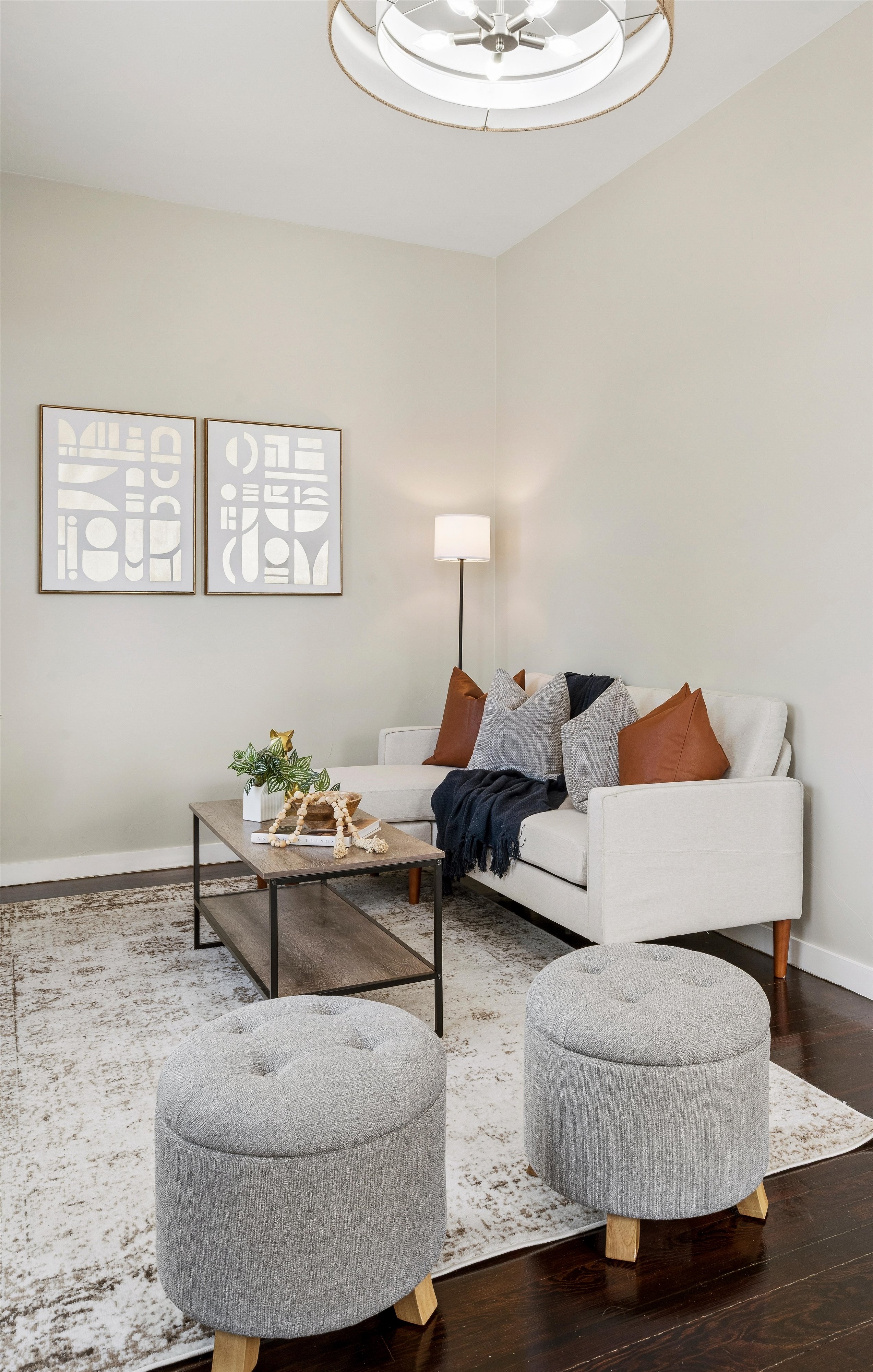  Beautifully updated residence, timeless architectural character & modern comfort - 物件實景