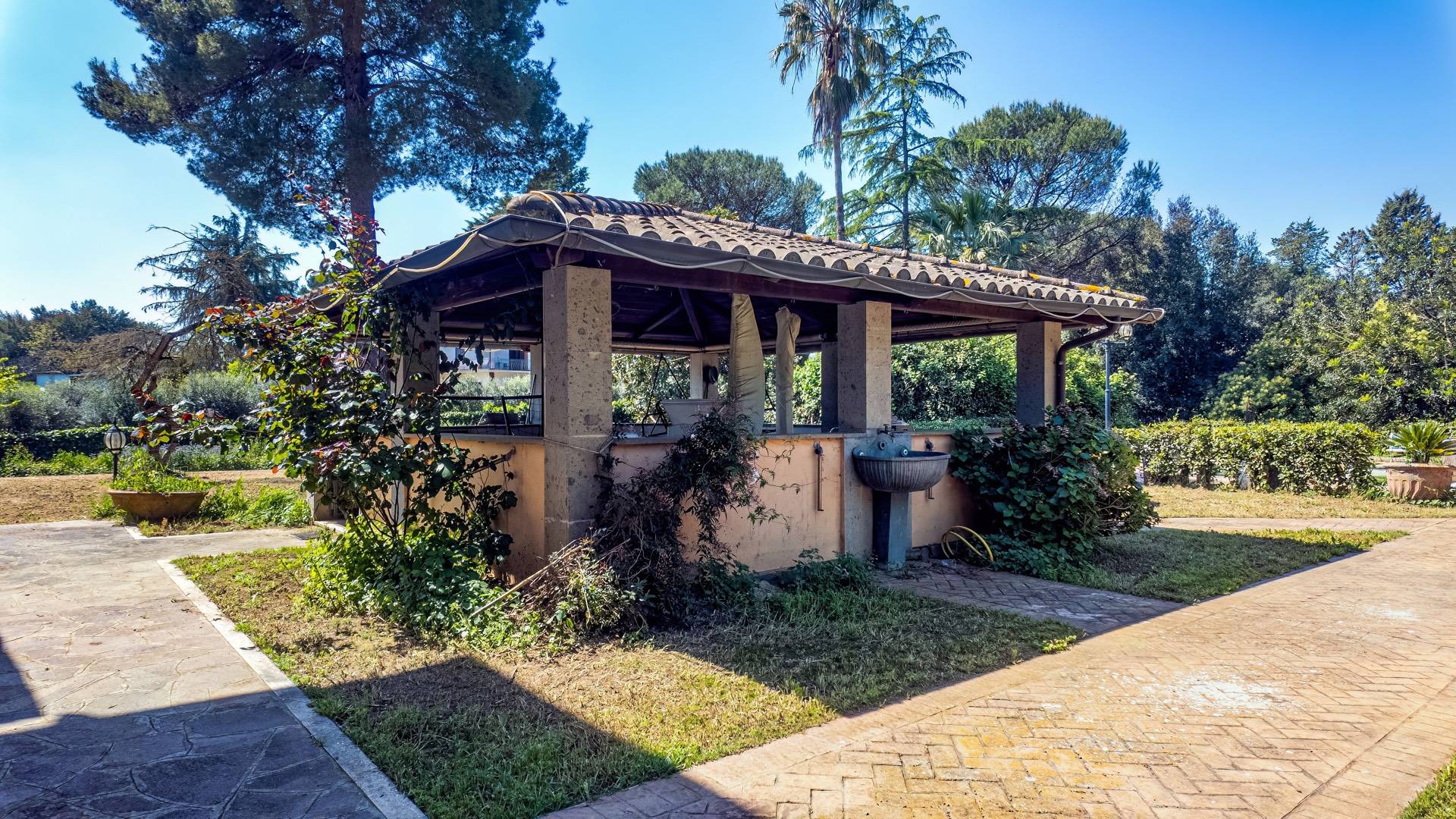 Roma, Roma, 00100, IT, 4 Bedrooms Bedrooms, ,4 BathroomsBathrooms,Residential,For Sale,1932410