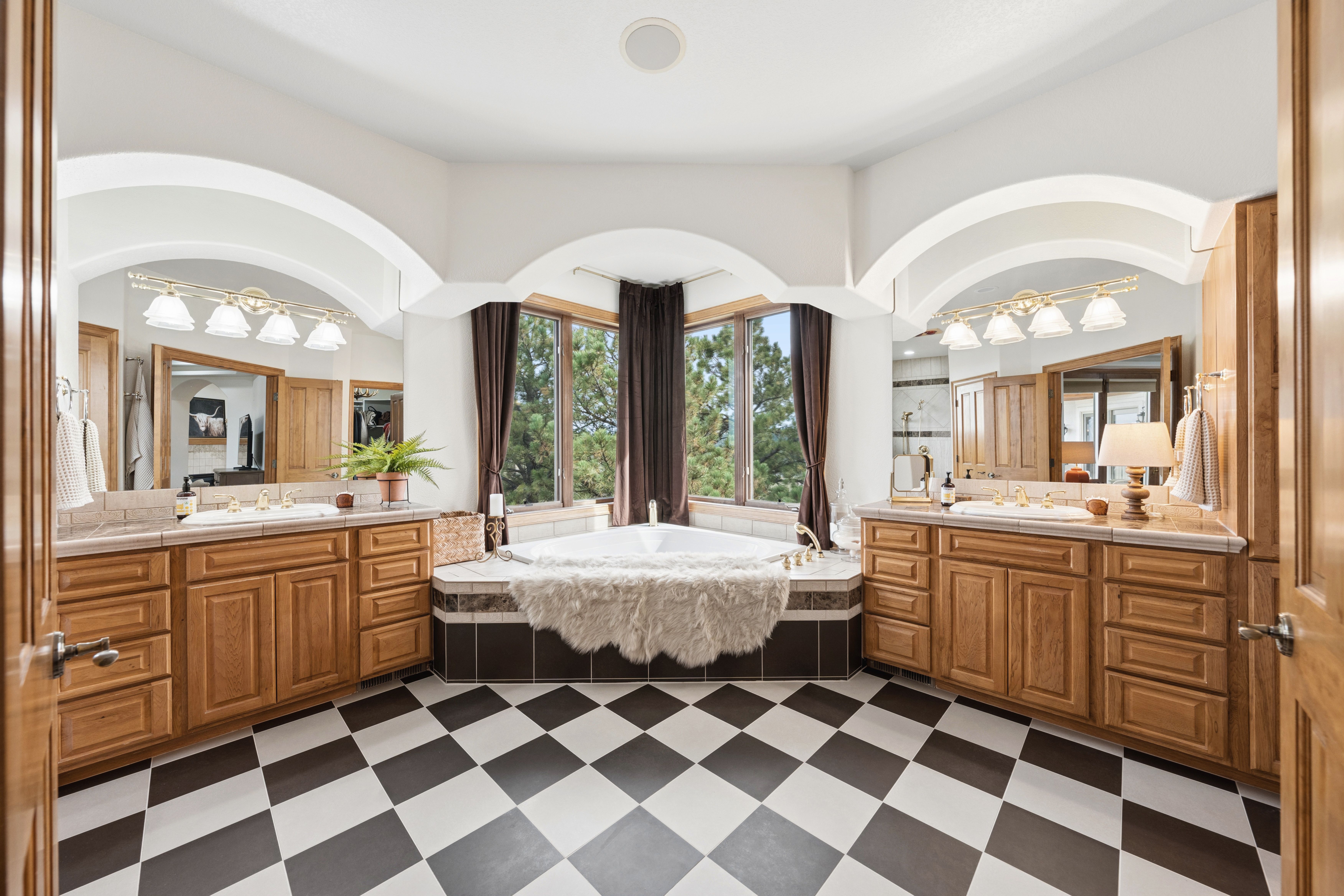  Remodeled 6,100 sq ft rancher on a magical setting spanning 72 acres - 物件實景