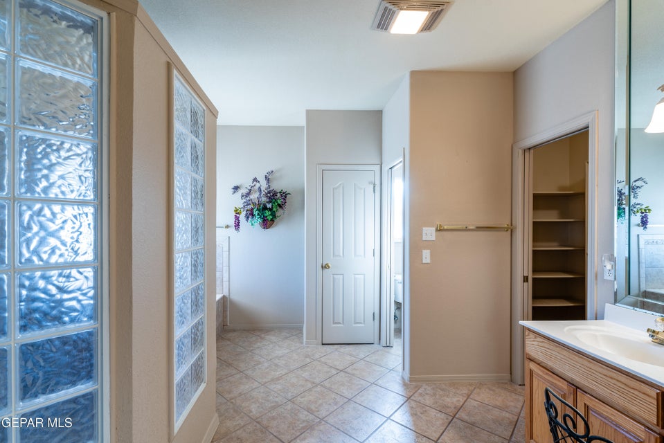 El Paso, Texas, 79912, United States, 4 Bedrooms Bedrooms, ,3 BathroomsBathrooms,Residential,For Sale,1988584