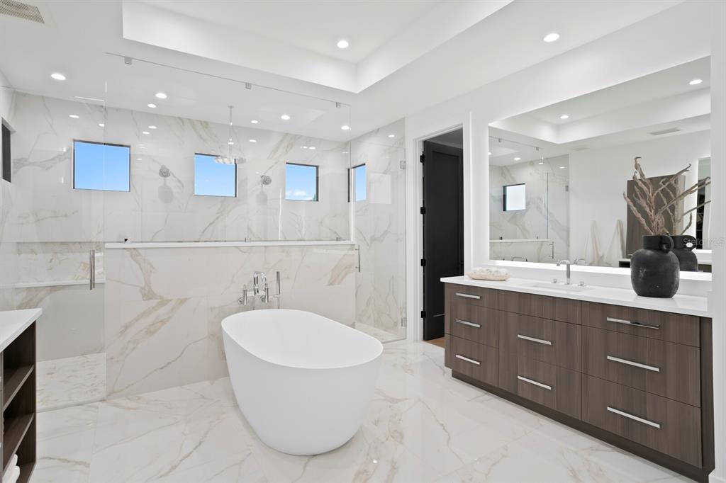 St Petersburg, Florida, 33703, United States, 5 Bedrooms Bedrooms, ,6 BathroomsBathrooms,Residential,For Sale,1856126