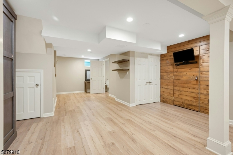 Mendham Boro, New Jersey, 07945, United States, 2 Bedrooms Bedrooms, ,3 BathroomsBathrooms,Residential,For Sale,1926186