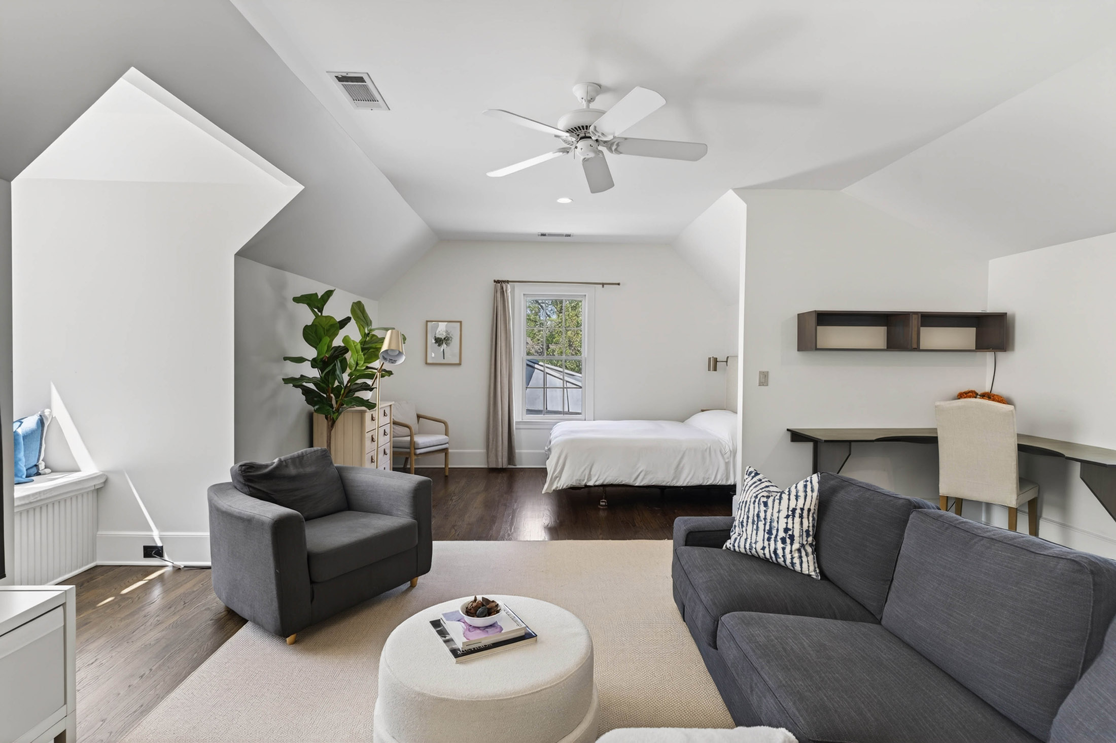  Stunning Estate with Pool Set on 1.3+/- Private Acres - 物件實景