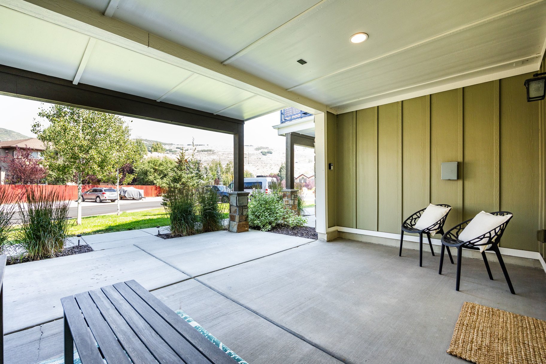  Three Bedroom Townhome with 2-Car Garage Near Trails, Creek, Retail & Golf Club - 物件實景