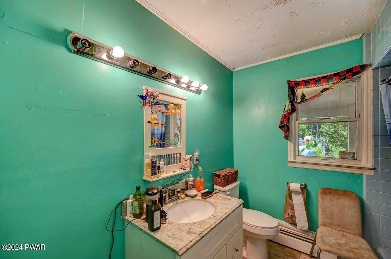 Hawley, Pennsylvania, 18428, United States, 5 Bedrooms Bedrooms, ,4 BathroomsBathrooms,Residential,For Sale,1979290