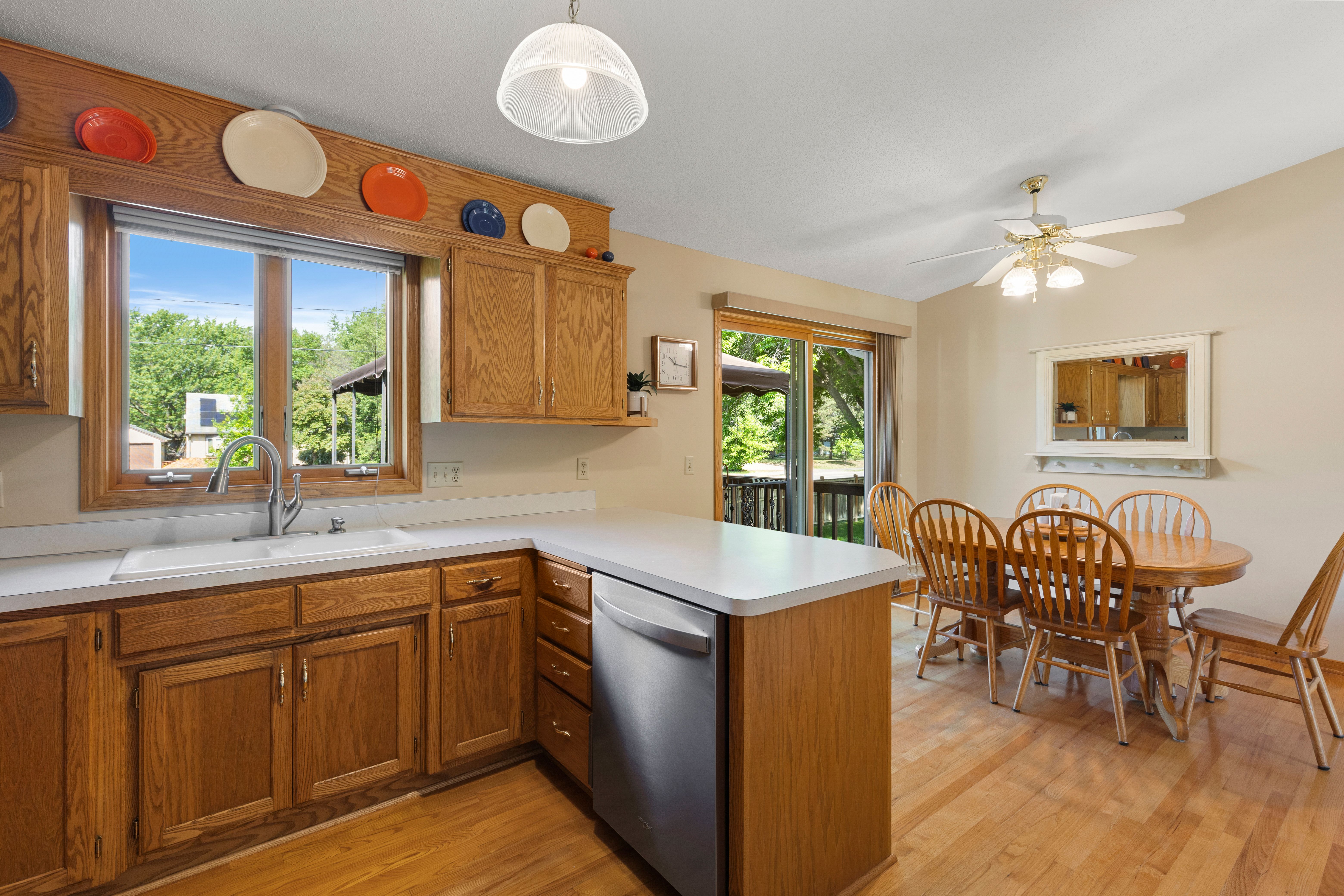  Inviting Champlin Living with Thoughtful Modern Updates - 物件實景