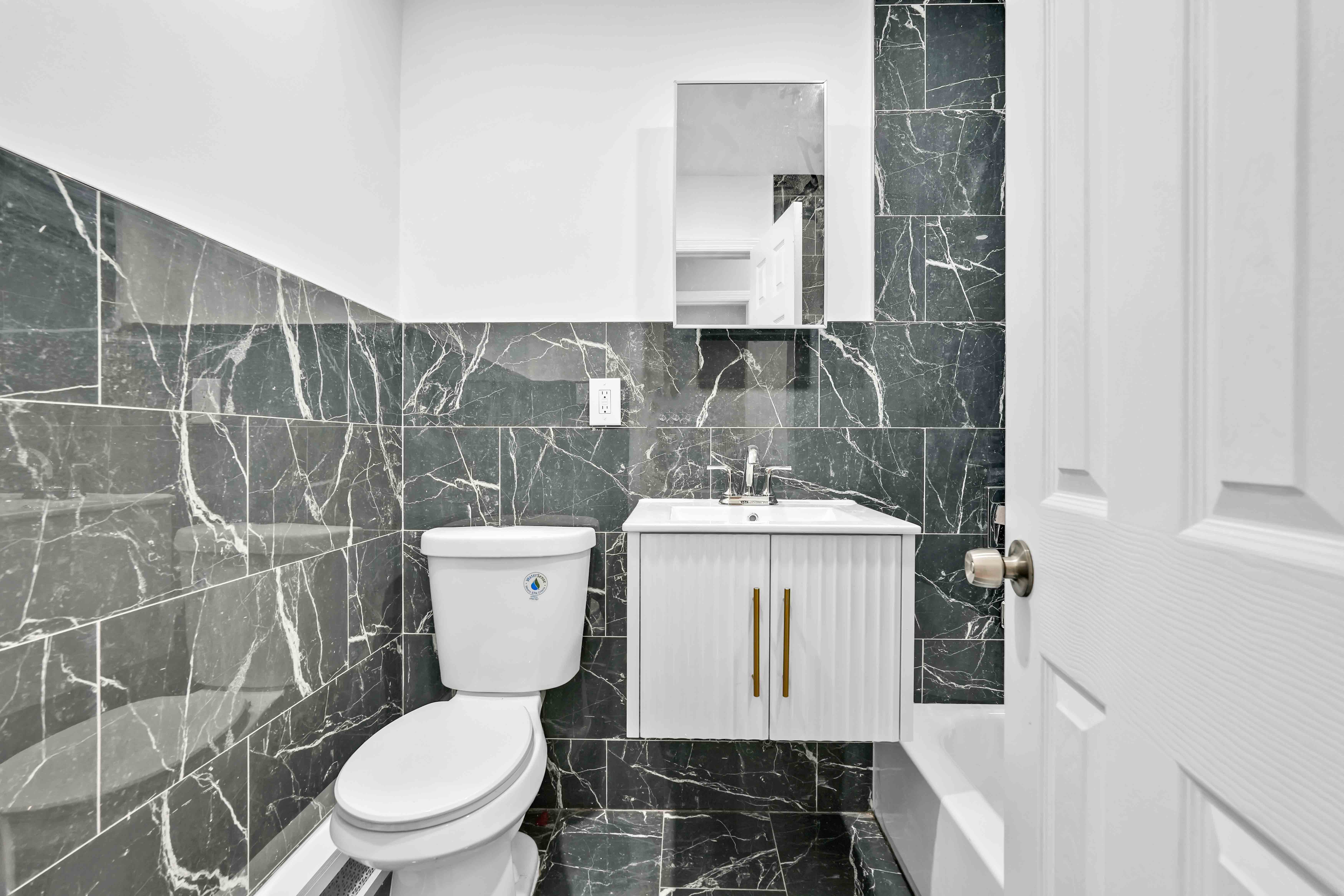 Bronx, New York, 1046, United States, 8 Bedrooms Bedrooms, ,5 BathroomsBathrooms,Residential,For Sale,1921443