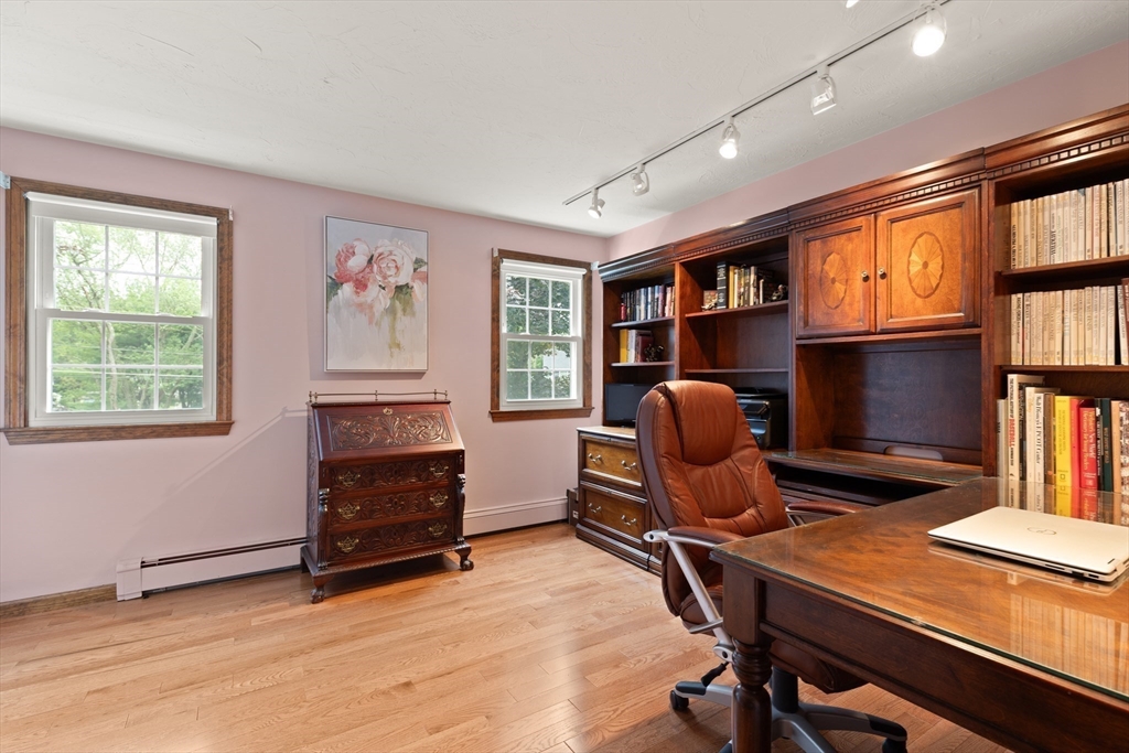 Easton, Massachusetts, 02356, United States, 4 Bedrooms Bedrooms, ,2 BathroomsBathrooms,Residential,For Sale,1896816