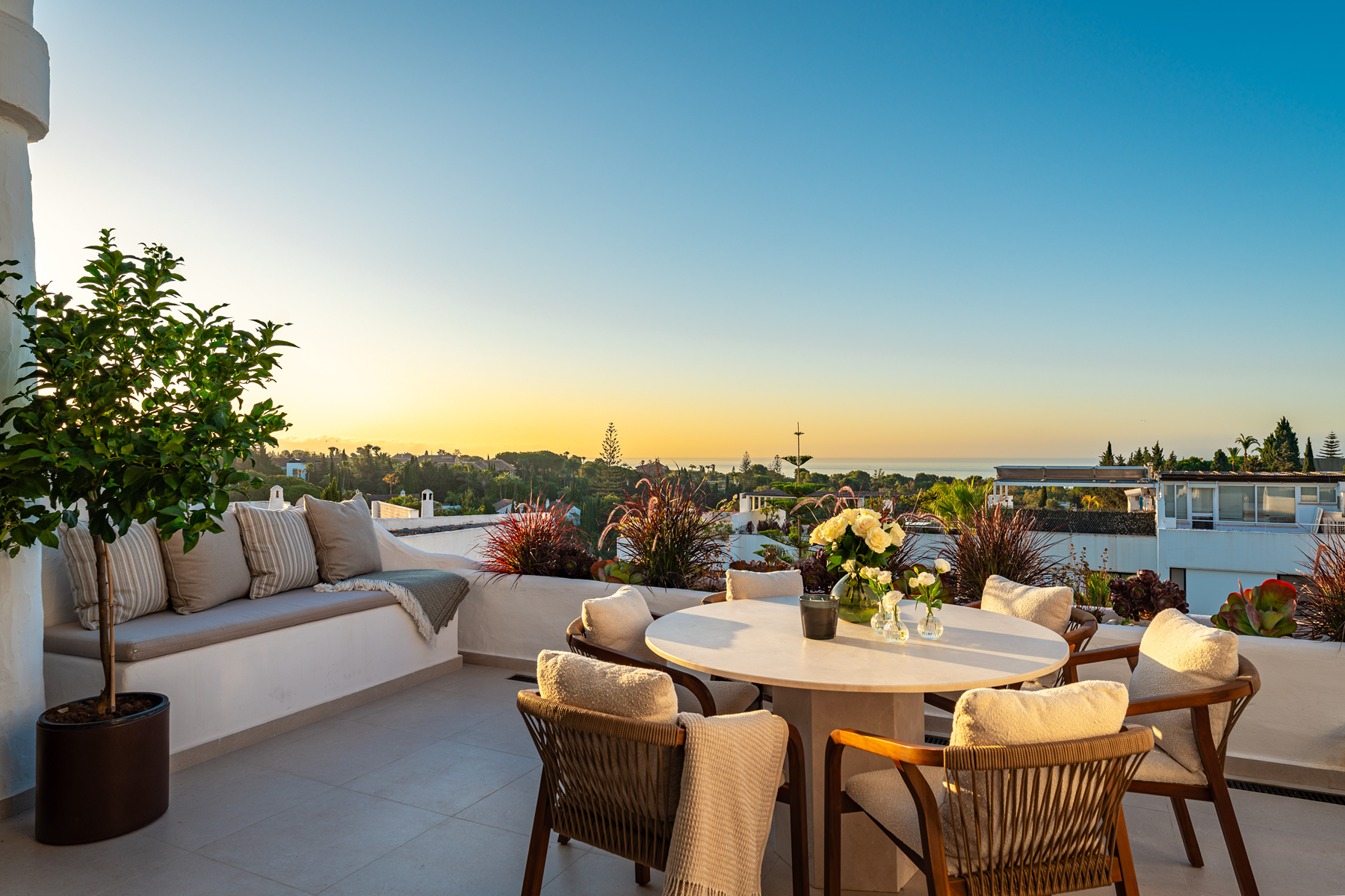  Renovated apartment with panoramic sea views on Marbella