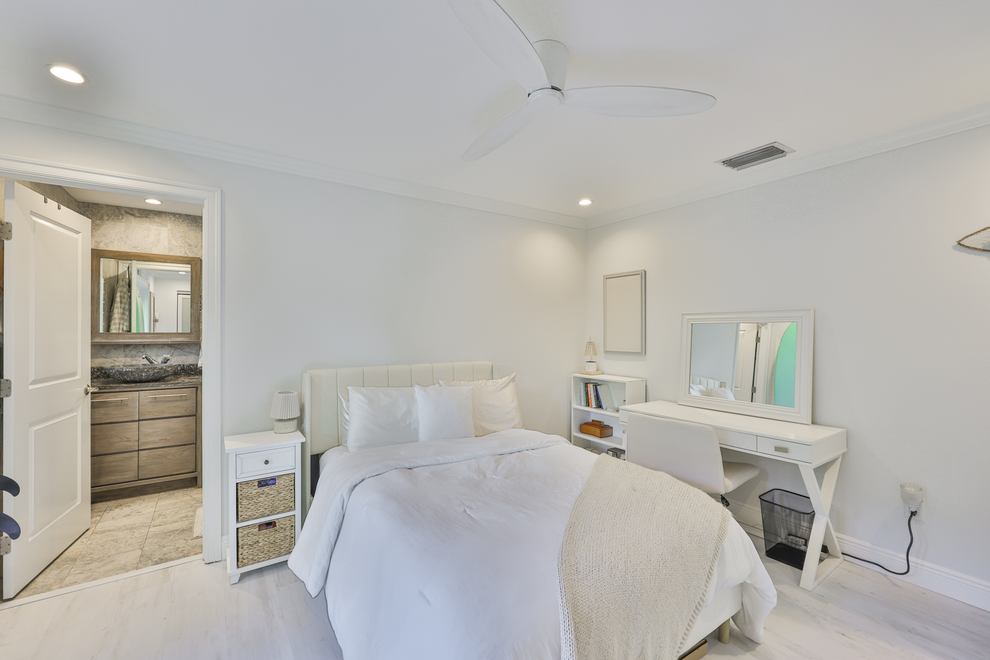 Largo, Florida, 33770, United States, 3 Bedrooms Bedrooms, ,4 BathroomsBathrooms,Residential,For Sale,1982146