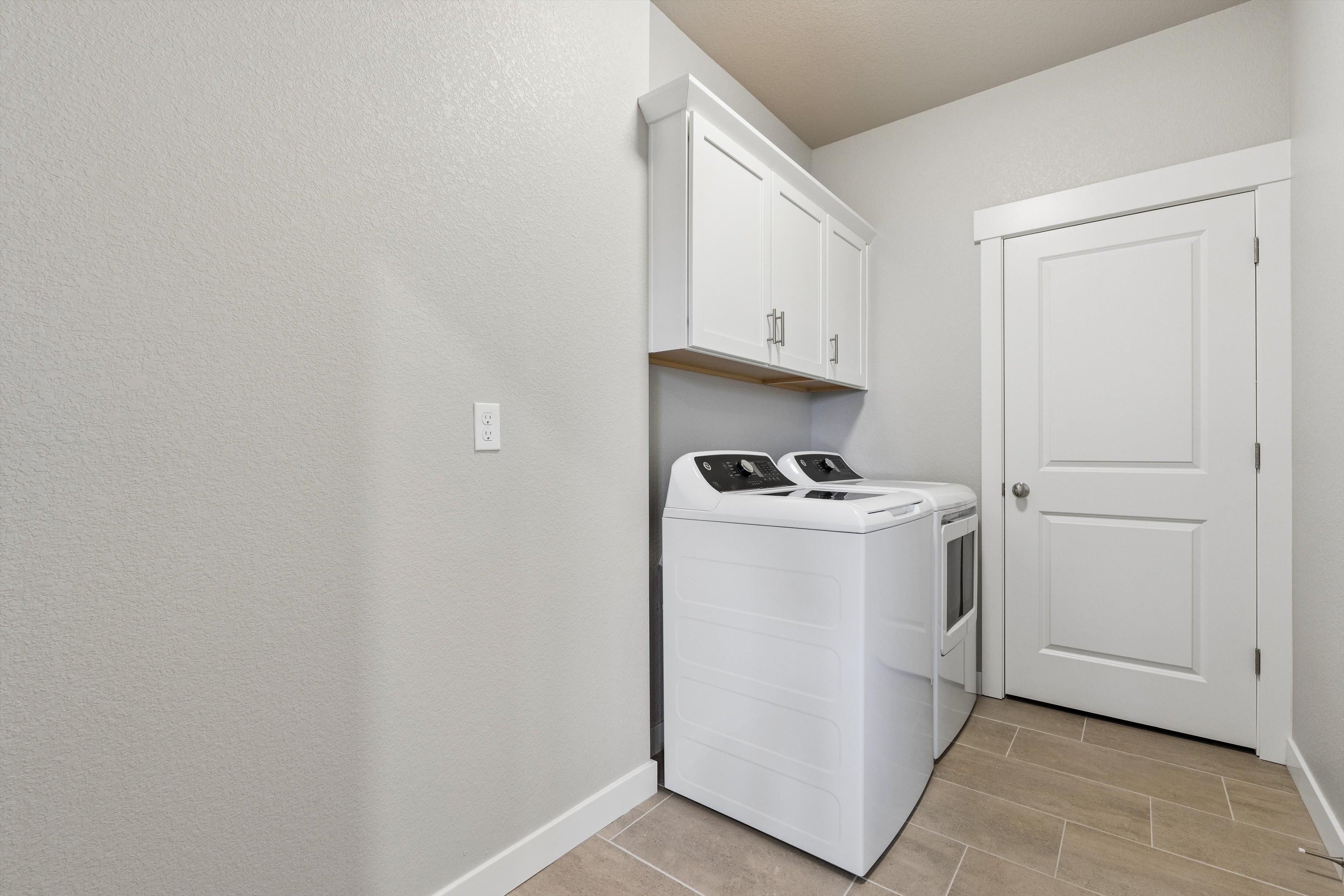  Beautifully Maintained 3-Bed, 3-Bath End Unit Home with an Attached 2-Car Garage - 物件實景