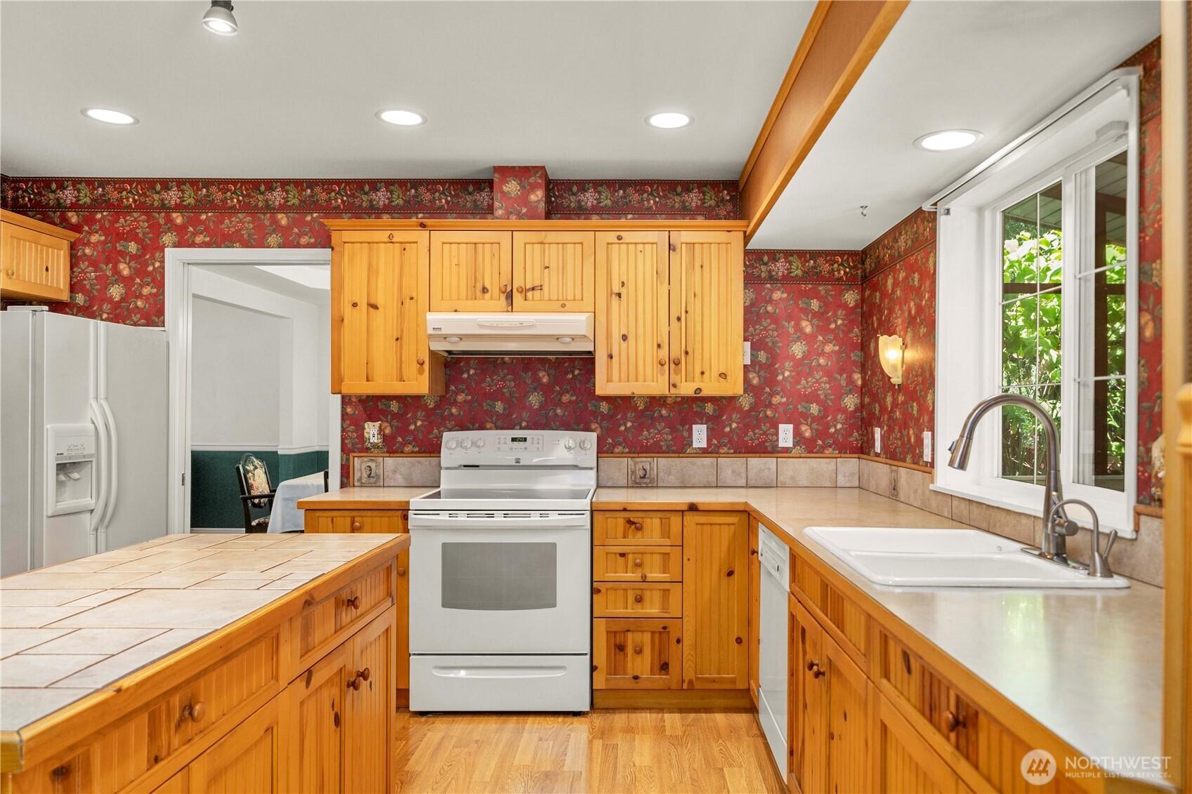DES MOINES, Washington, 98198, United States, 5 Bedrooms Bedrooms, ,4 BathroomsBathrooms,Residential,For Sale,1927220