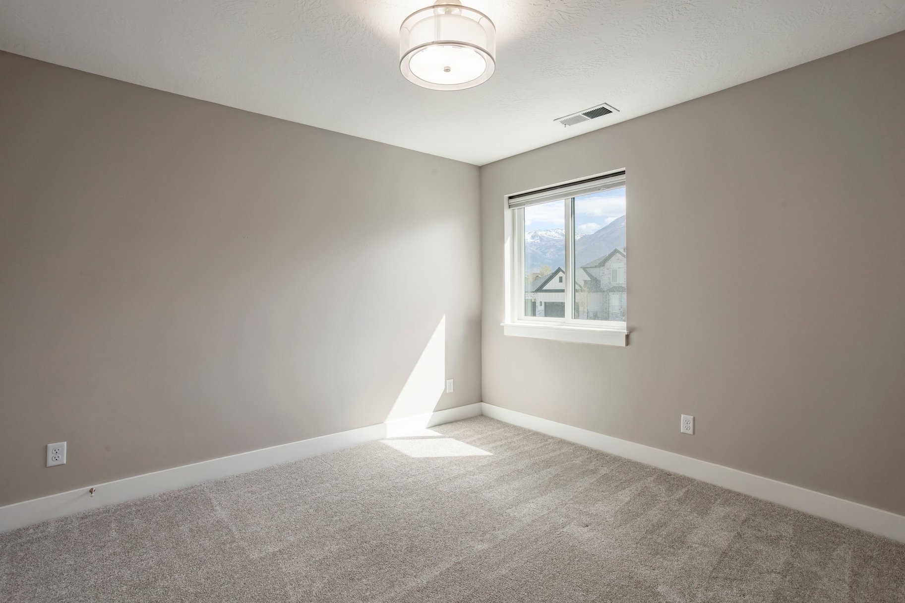  Practically Brand New Home in Highland, with Stunning Mountain Views - 物件實景