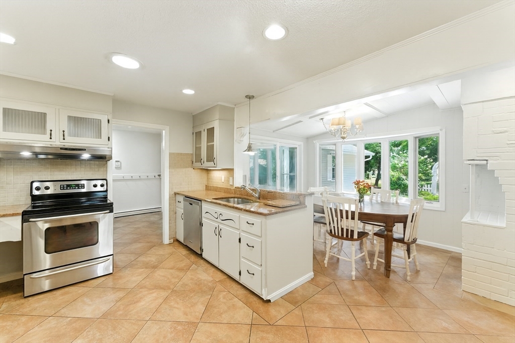 Longmeadow, Massachusetts, 01106, United States, 3 Bedrooms Bedrooms, ,3 BathroomsBathrooms,Residential,For Sale,1933397
