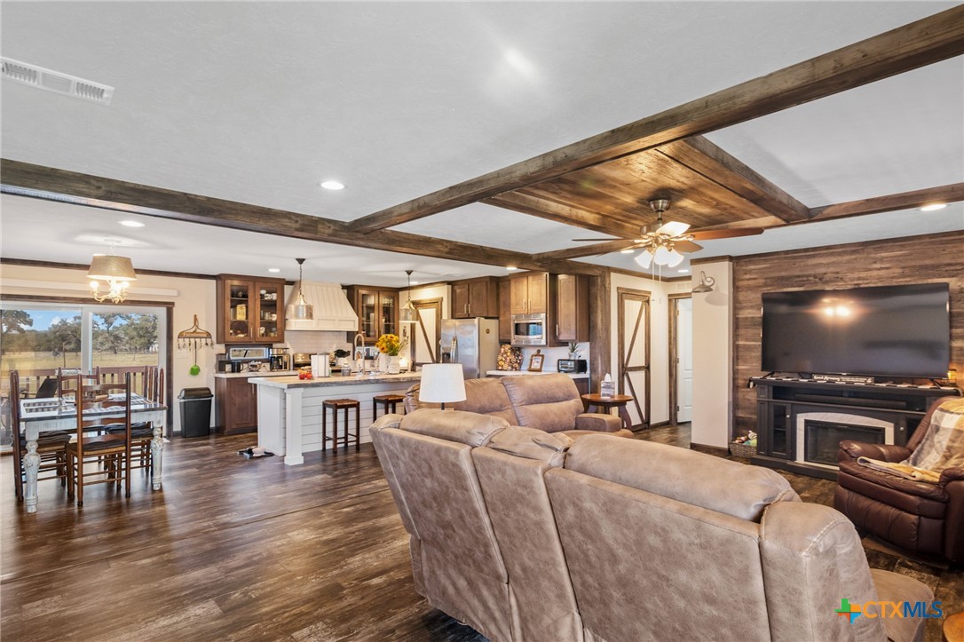 Hallettsville, Texas, 77964, United States, 4 Bedrooms Bedrooms, ,3 BathroomsBathrooms,Residential,For Sale,1988312