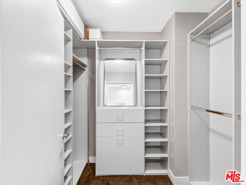 Los Angeles, California, 90028, United States, 1 Bedroom Bedrooms, ,1 BathroomBathrooms,Residential,For Sale,1997109