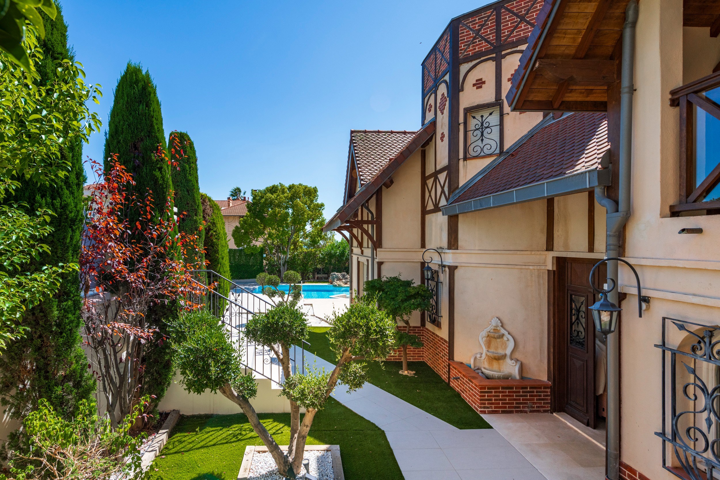  Cannes La Californie, six bedroom neo Norman residence with swimming pool - 物件實景
