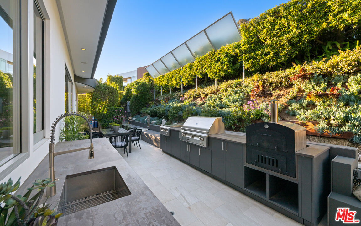 Los Angeles, California, 90069, United States, 4 Bedrooms Bedrooms, ,4 BathroomsBathrooms,Residential,For Sale,1766508